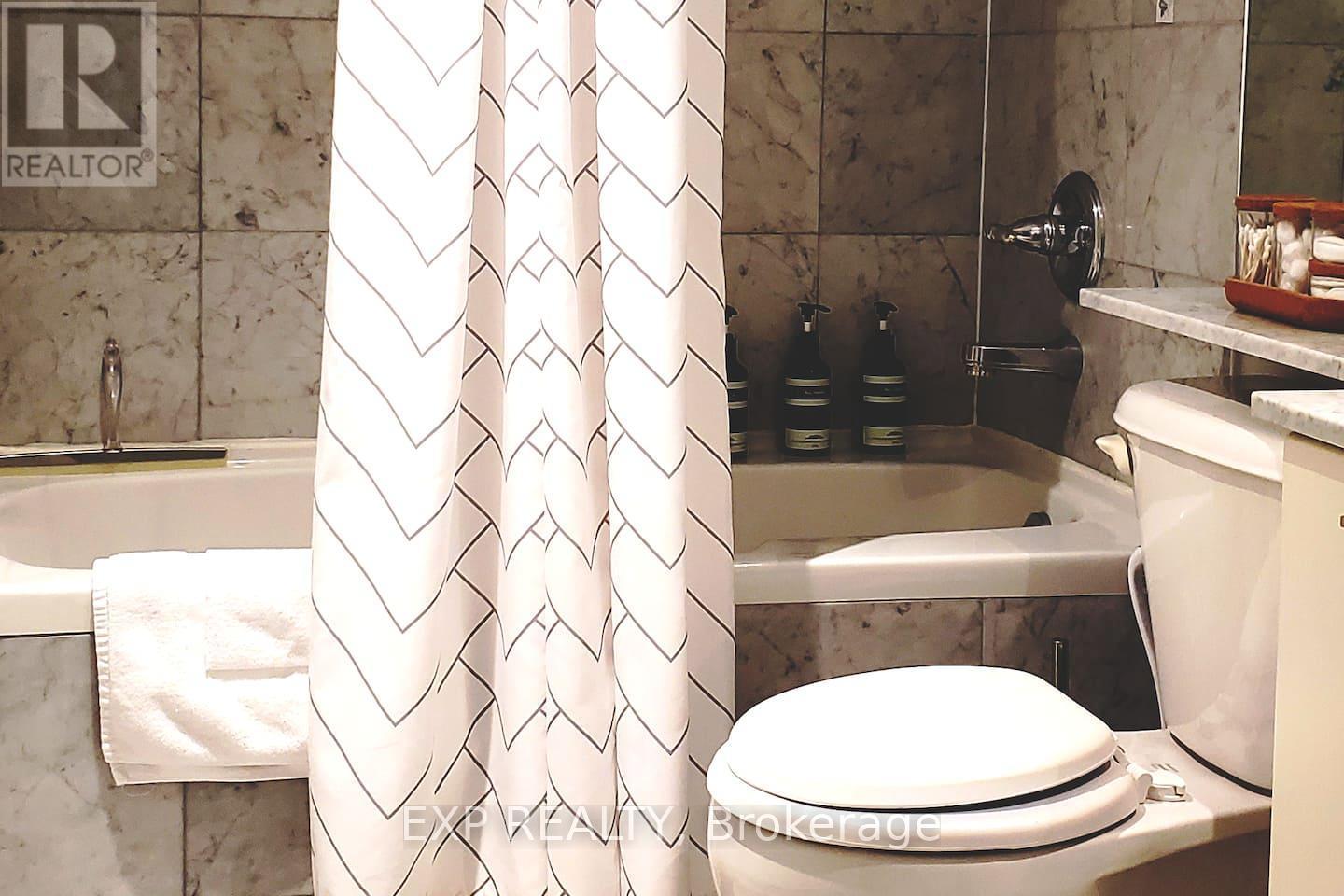 512 - 140 Simcoe Street, Toronto, ON - Indoor Photo Showing Bathroom