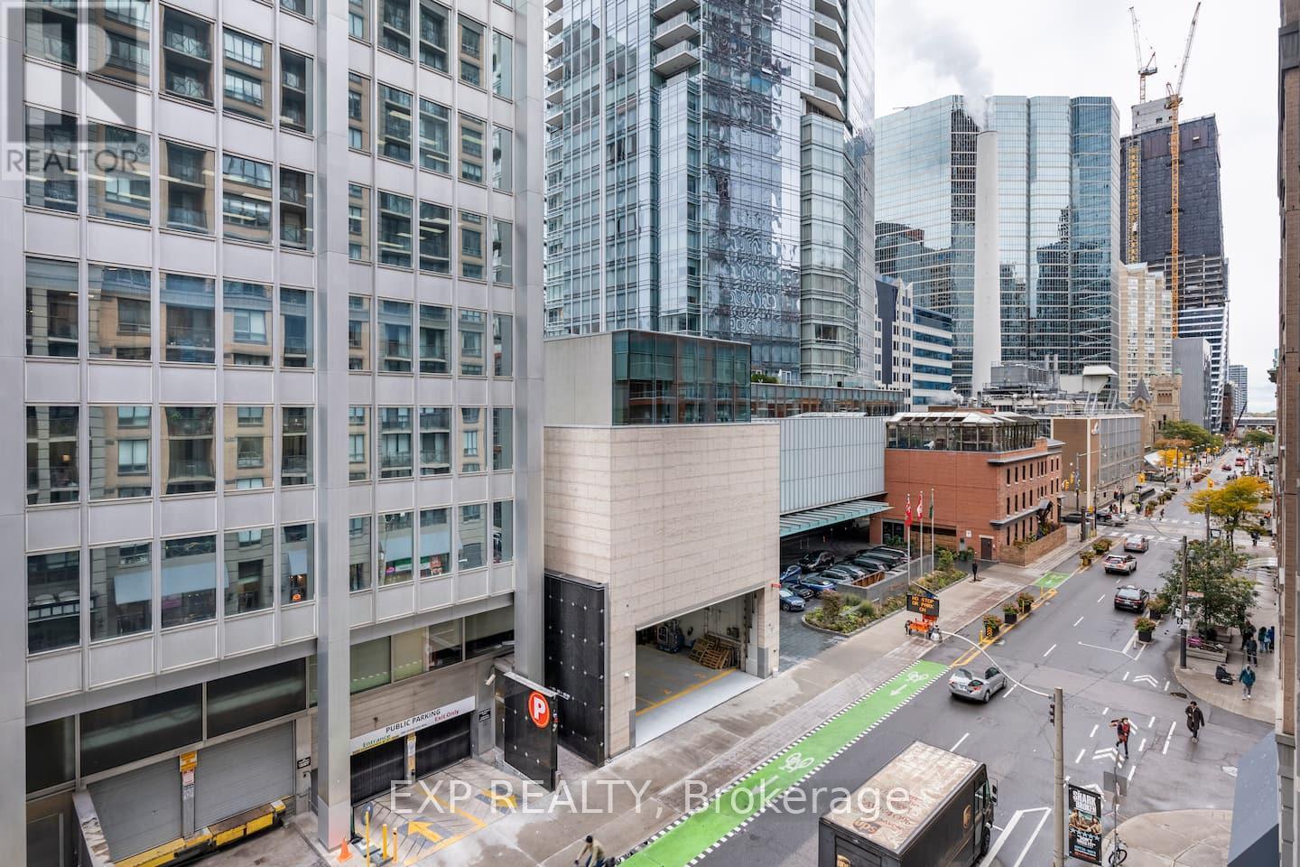 512 - 140 Simcoe Street, Toronto, ON - Outdoor With Facade