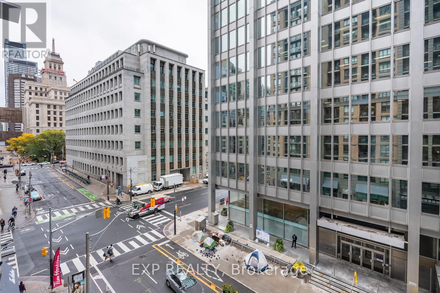 512 - 140 Simcoe Street, Toronto, ON - Outdoor With Facade