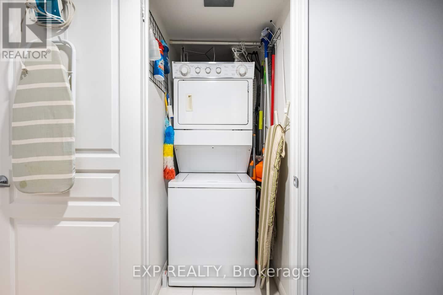 512 - 140 Simcoe Street, Toronto, ON - Indoor Photo Showing Laundry Room