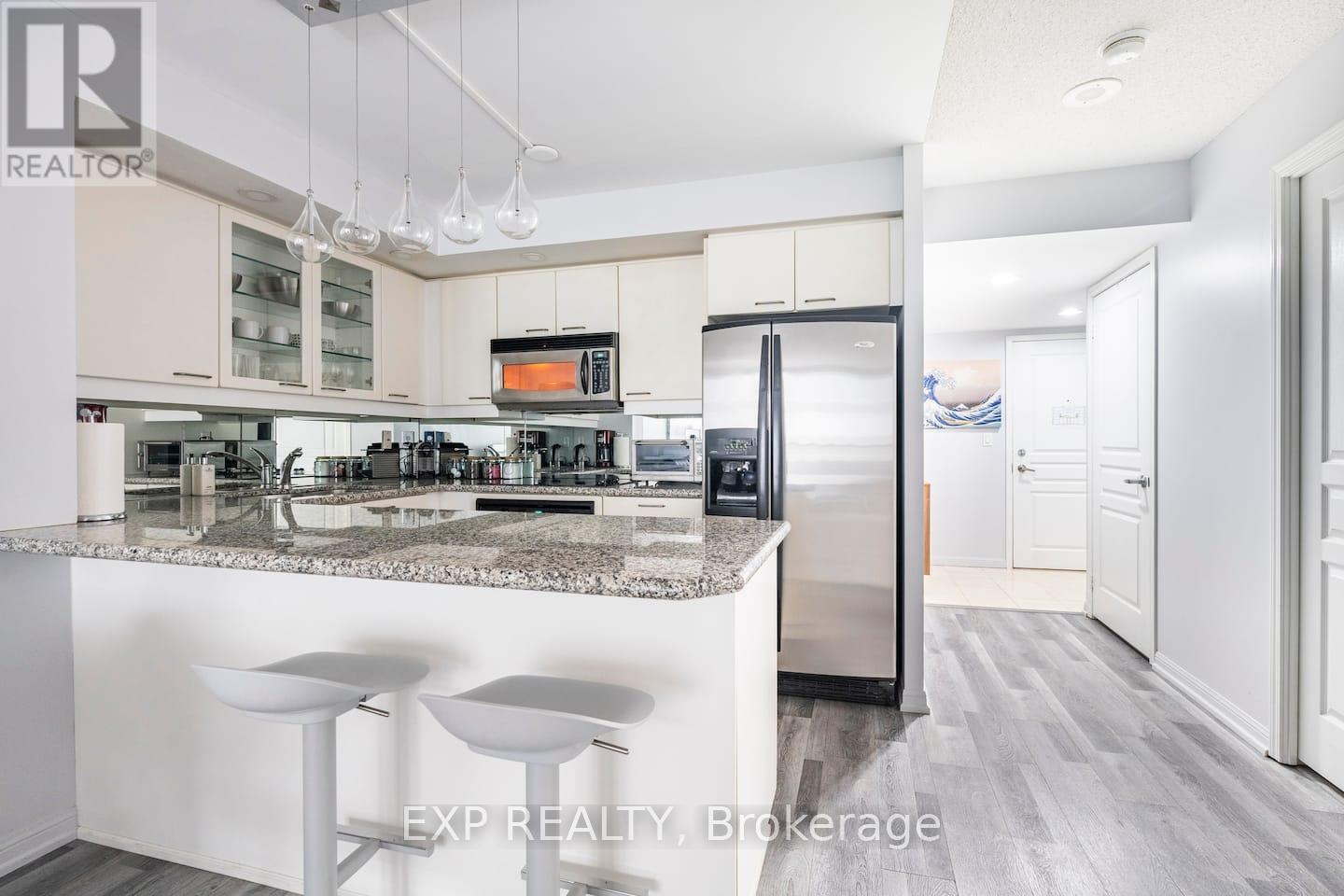 512 - 140 Simcoe Street, Toronto, ON - Indoor Photo Showing Kitchen With Upgraded Kitchen