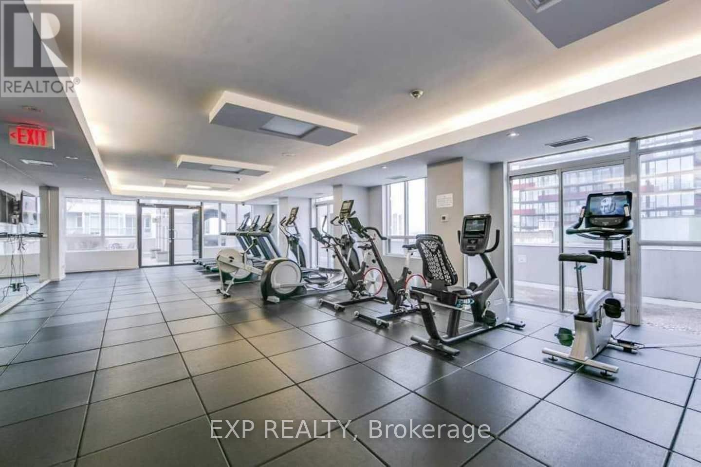 512 - 140 Simcoe Street, Toronto, ON - Indoor Photo Showing Gym Room