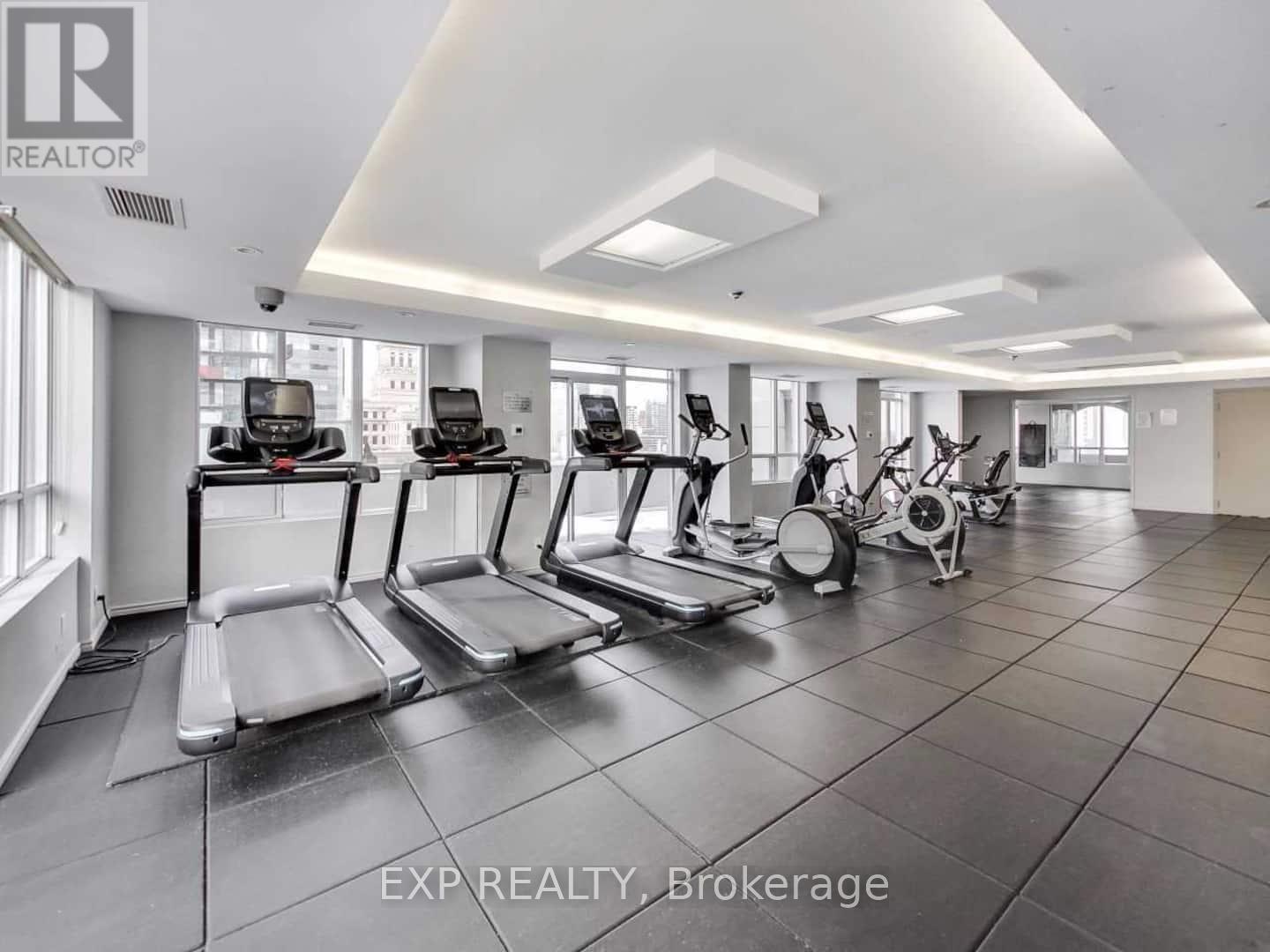 512 - 140 Simcoe Street, Toronto, ON - Indoor Photo Showing Gym Room
