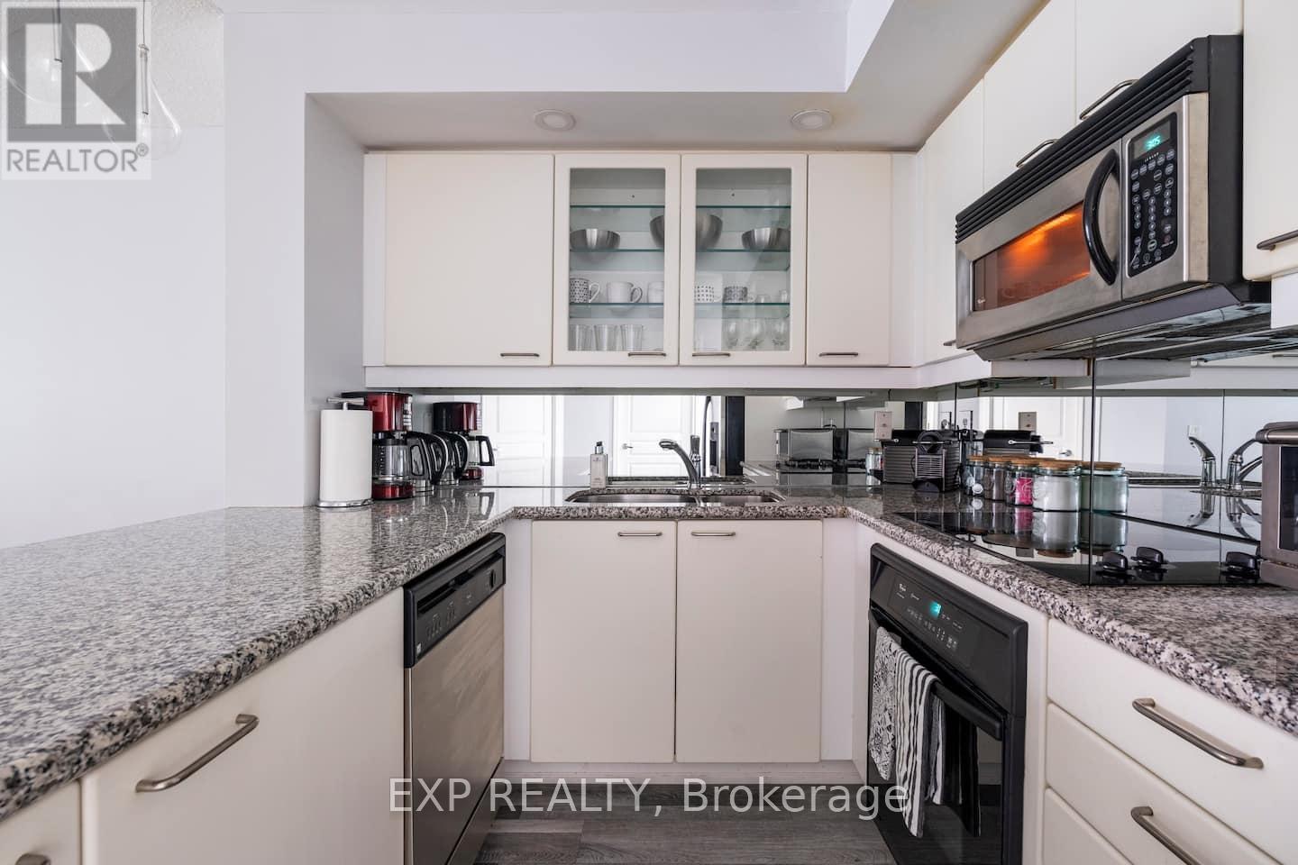 512 - 140 Simcoe Street, Toronto, ON - Indoor Photo Showing Kitchen