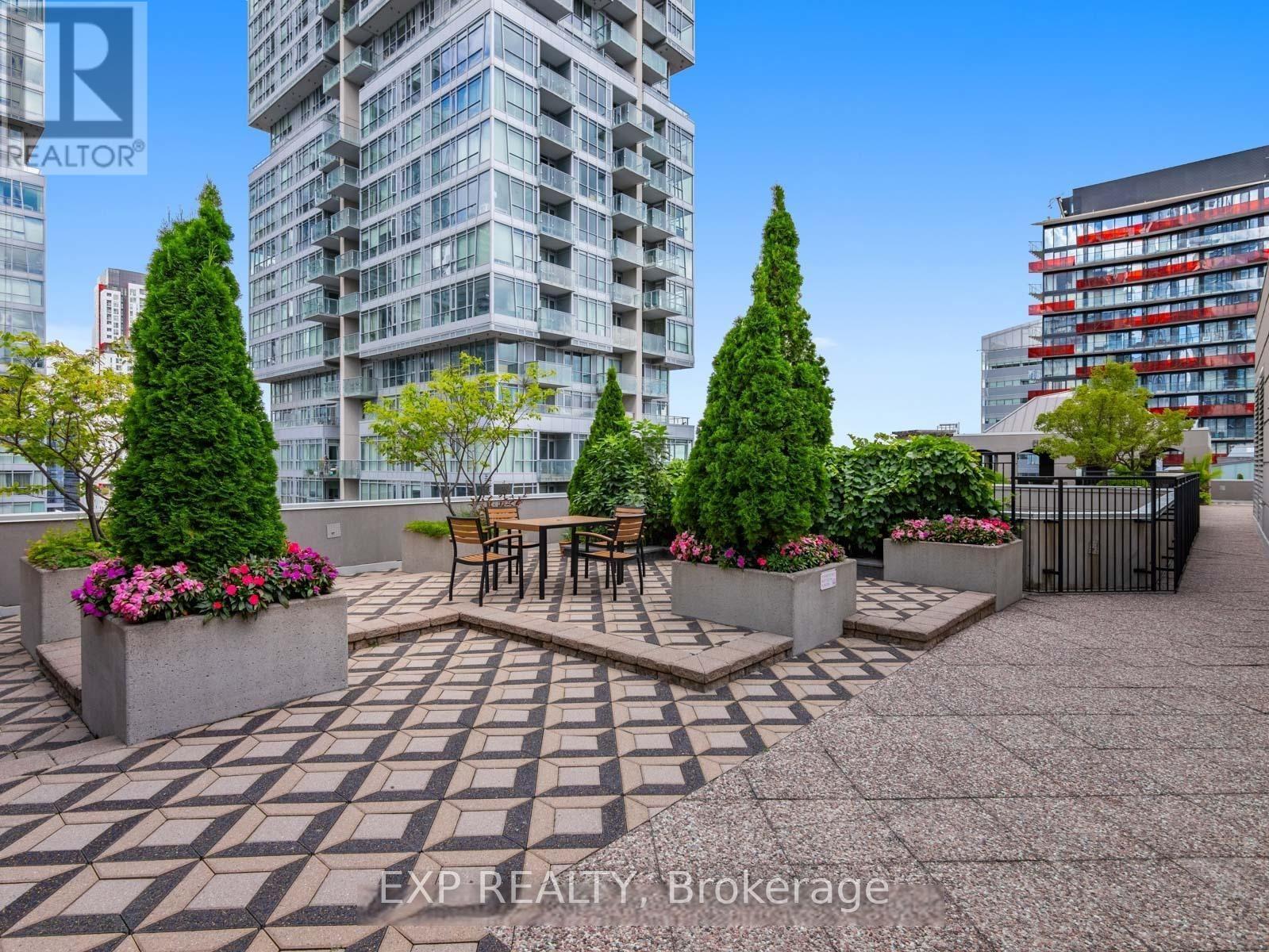 512 - 140 Simcoe Street, Toronto, ON - Outdoor With Facade