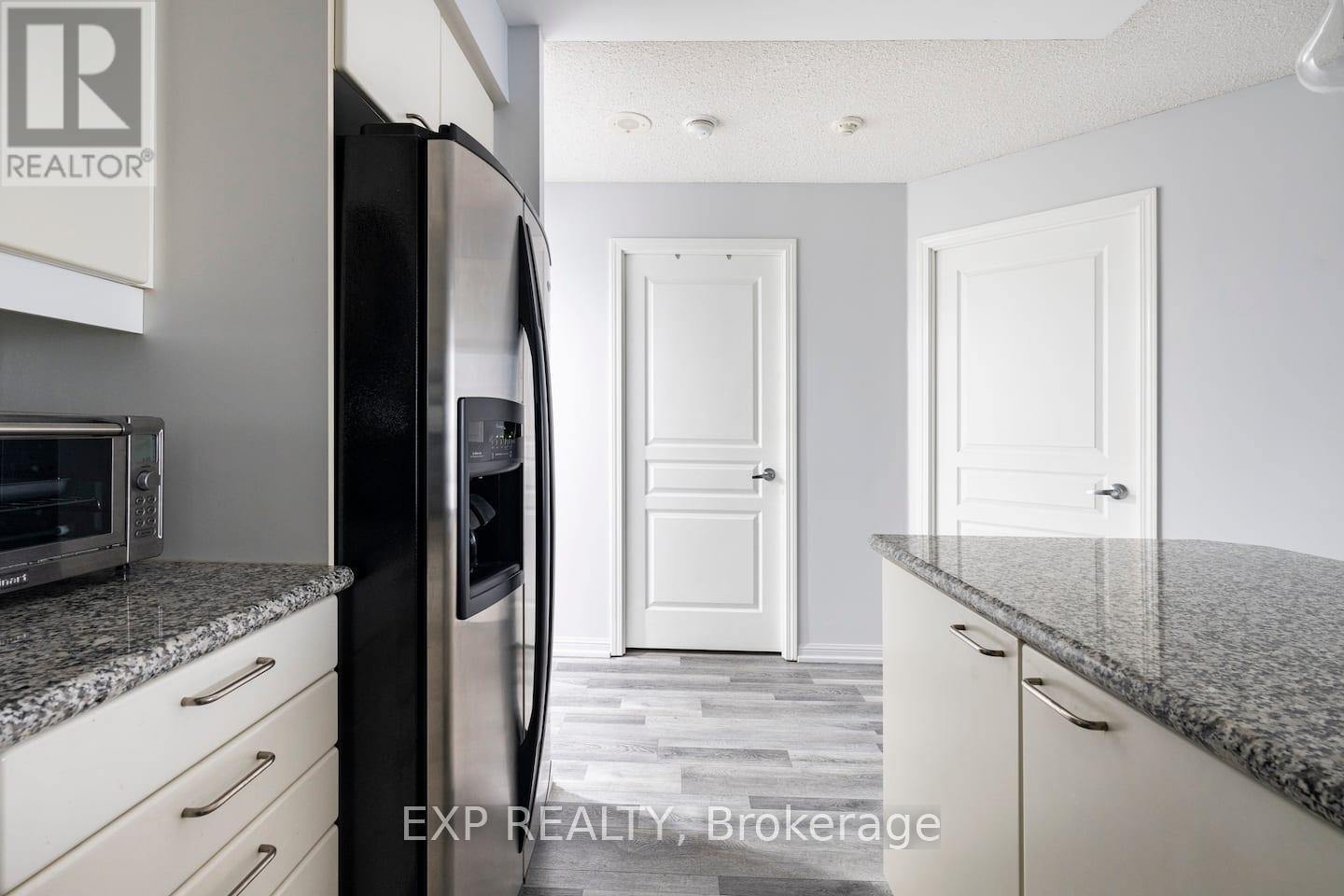 512 - 140 Simcoe Street, Toronto, ON - Indoor Photo Showing Kitchen