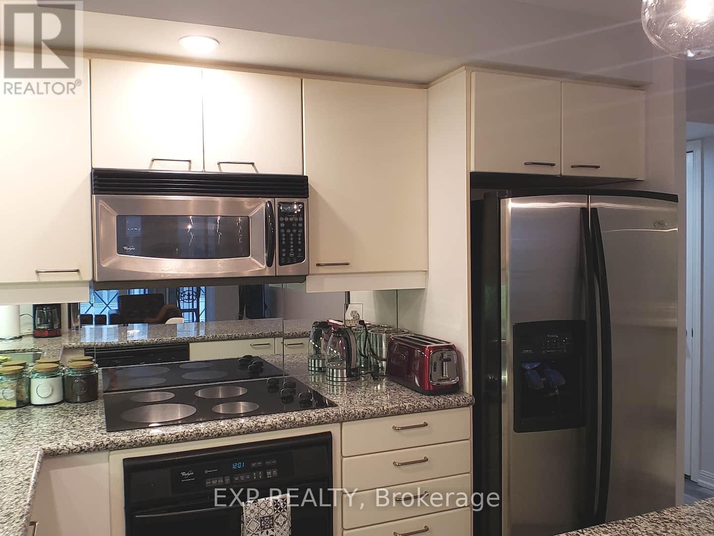 512 - 140 Simcoe Street, Toronto, ON - Indoor Photo Showing Kitchen