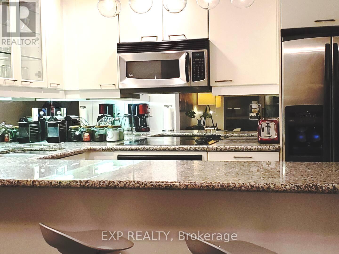 512 - 140 Simcoe Street, Toronto, ON - Indoor Photo Showing Kitchen With Upgraded Kitchen