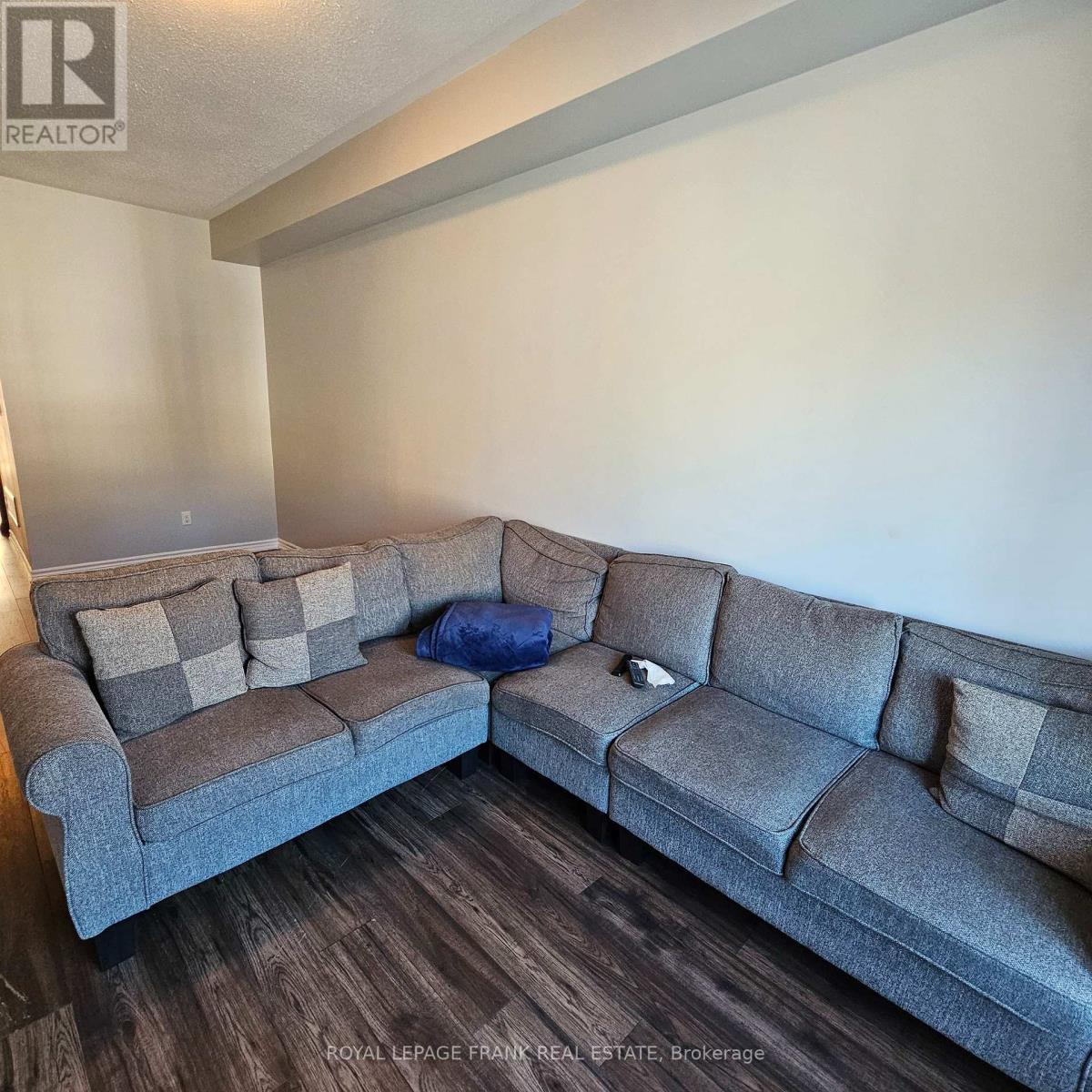 41 Milson Crescent, Essa (Angus), ON - Indoor Photo Showing Living Room