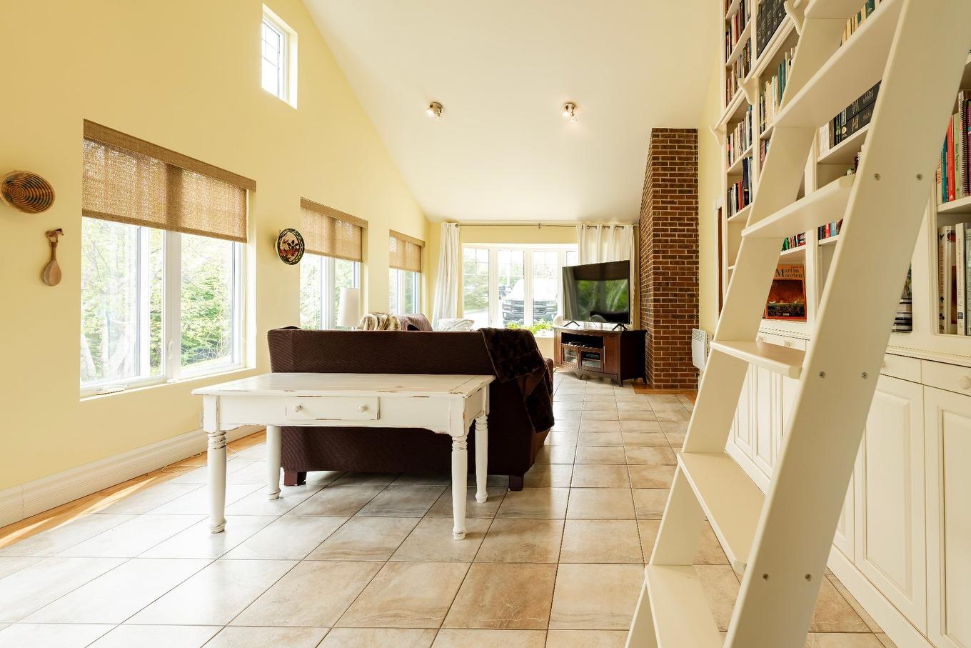 Living room - 183 Ch. Des Gaudet, Les Îles-De-La-Madeleine, QC - Indoor Photo Showing Other Room