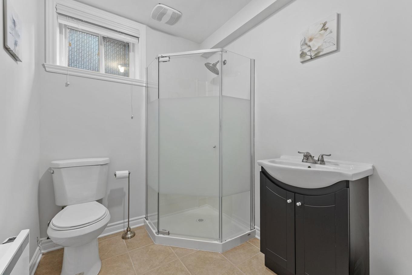 Salle de bains - 10463 Rue Thomas-Paine, Montréal (Rivière-Des-Prairies/Pointe-Aux-Trembles), QC - Indoor Photo Showing Bathroom