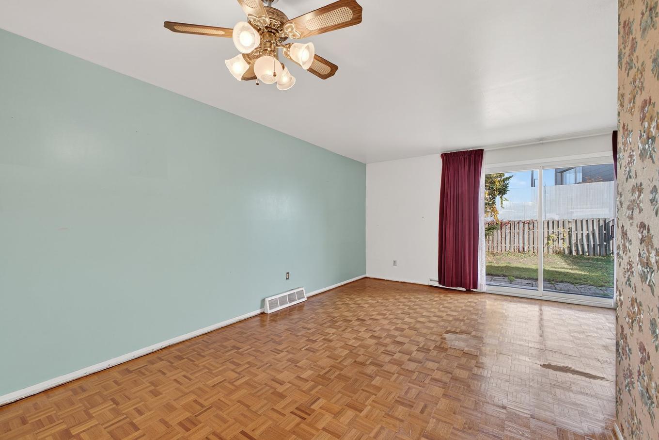 Salon - 4455 Rue Jolicoeur, Dollard-Des-Ormeaux, QC - Indoor Photo Showing Other Room