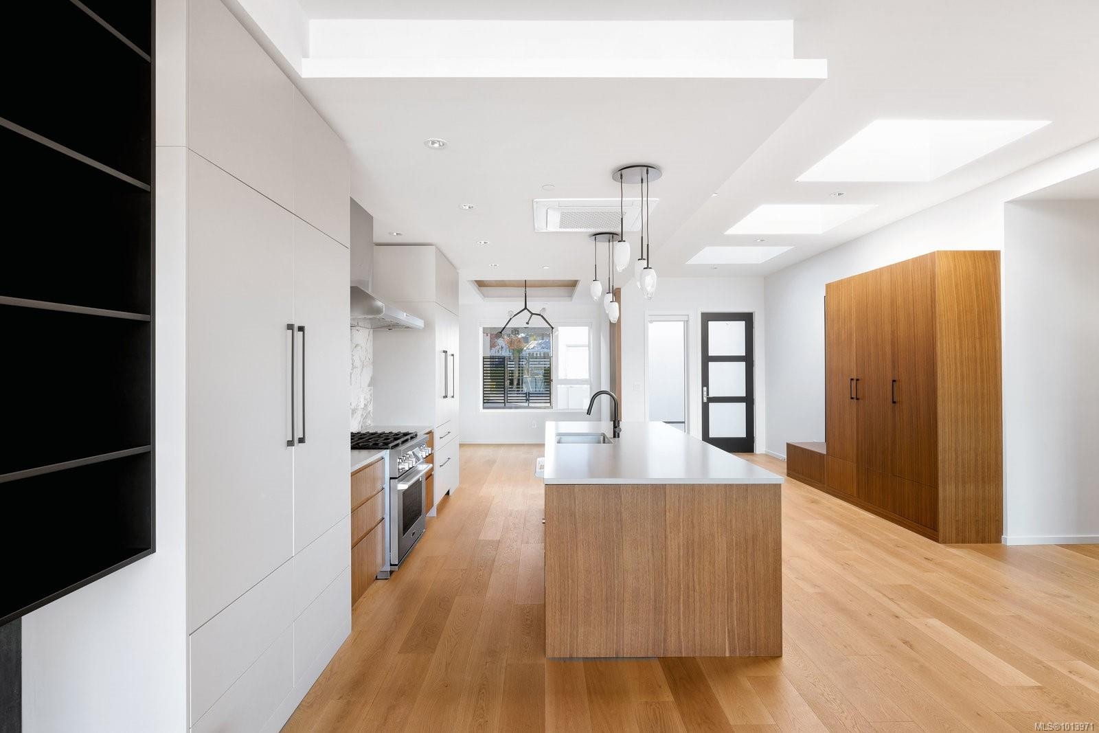 201-2270 Harbour Rd, Sidney, BC - Indoor