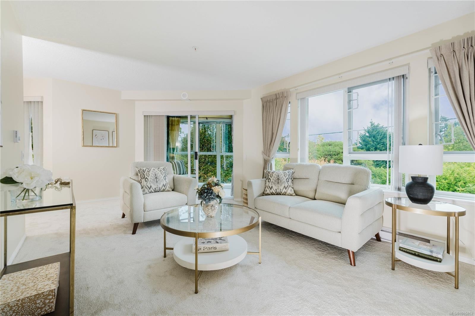 305-1521 Church Ave, Saanich, BC - Indoor Photo Showing Living Room