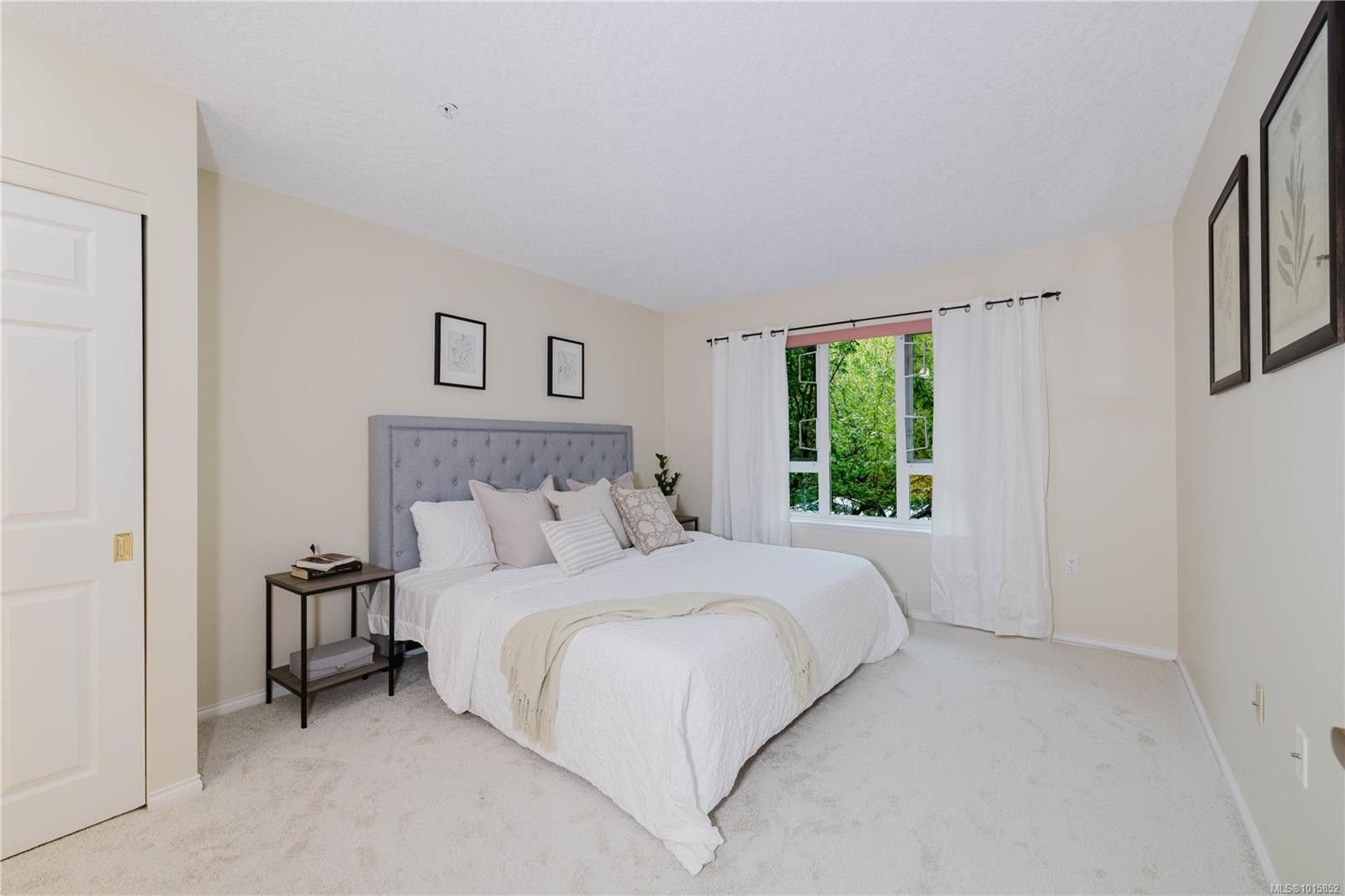305-1521 Church Ave, Saanich, BC - Indoor Photo Showing Bedroom