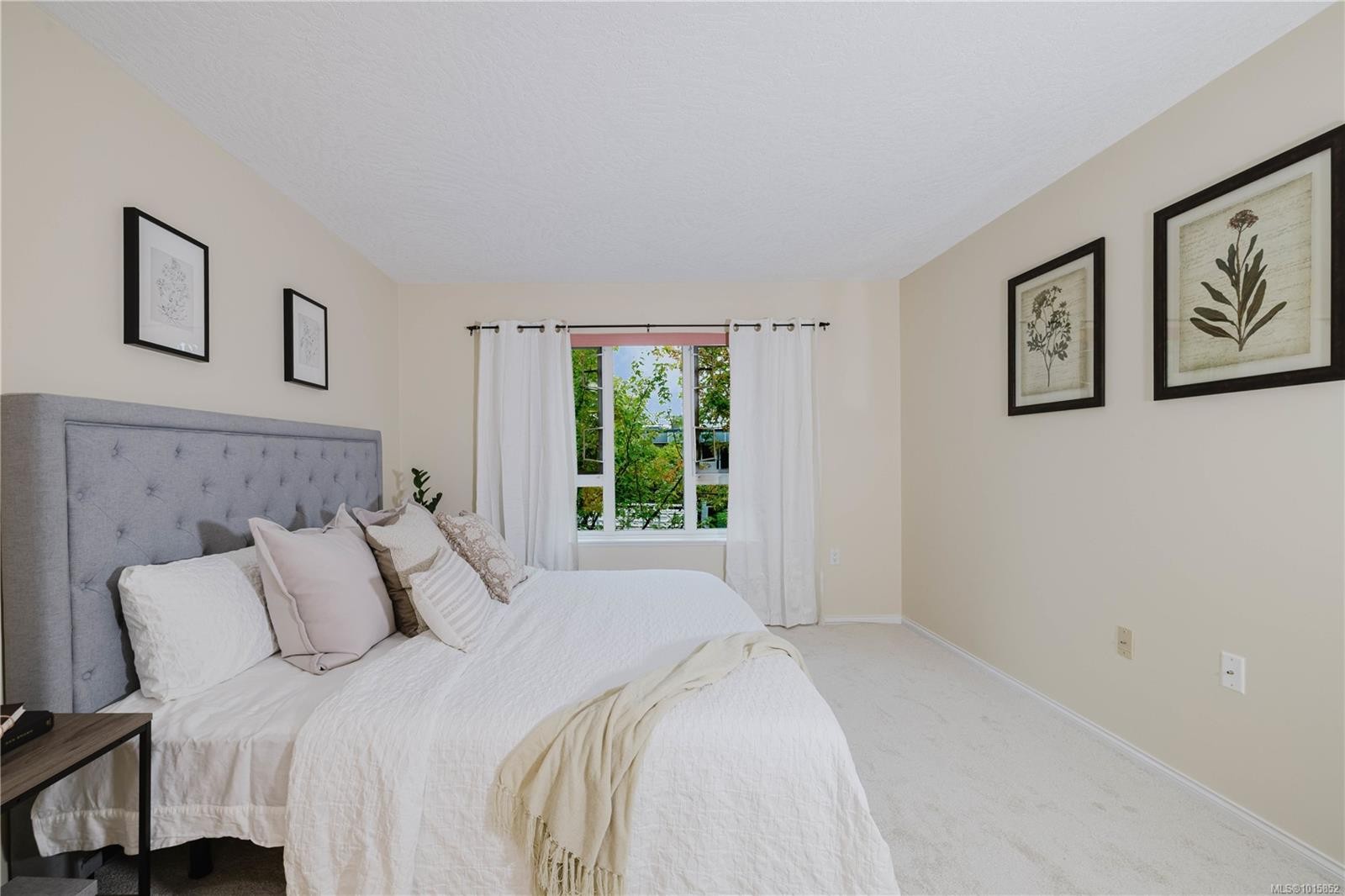 305-1521 Church Ave, Saanich, BC - Indoor Photo Showing Bedroom