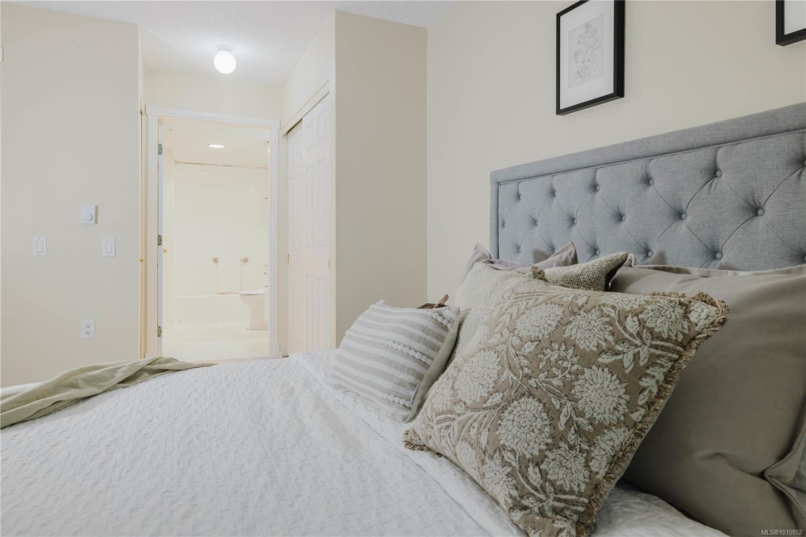 305-1521 Church Ave, Saanich, BC - Indoor Photo Showing Bedroom