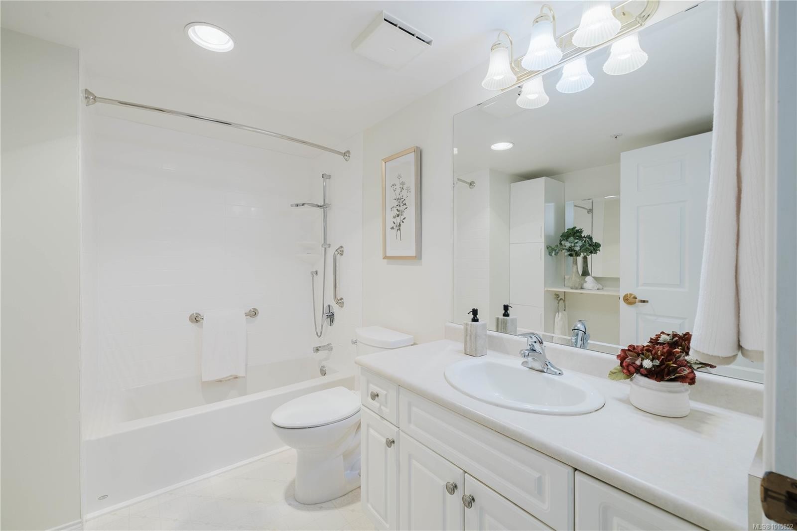 305-1521 Church Ave, Saanich, BC - Indoor Photo Showing Bathroom