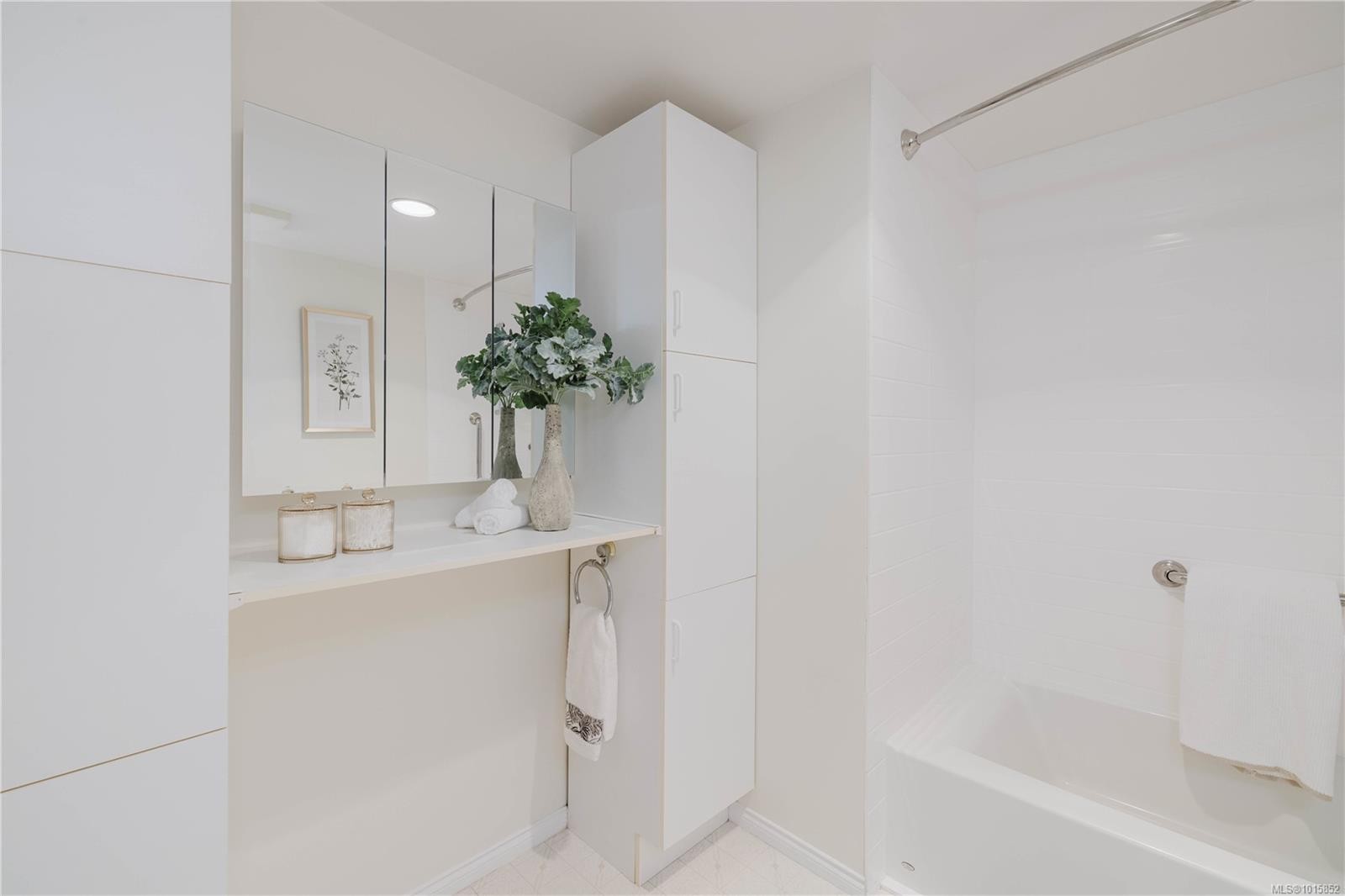 305-1521 Church Ave, Saanich, BC - Indoor Photo Showing Bathroom