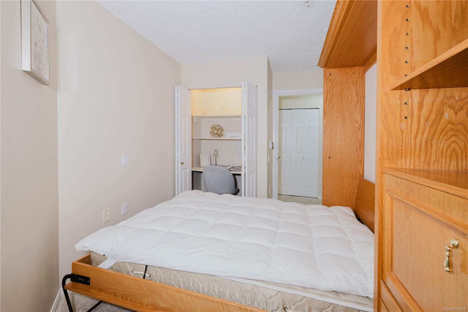 305-1521 Church Ave, Saanich, BC - Indoor Photo Showing Bedroom