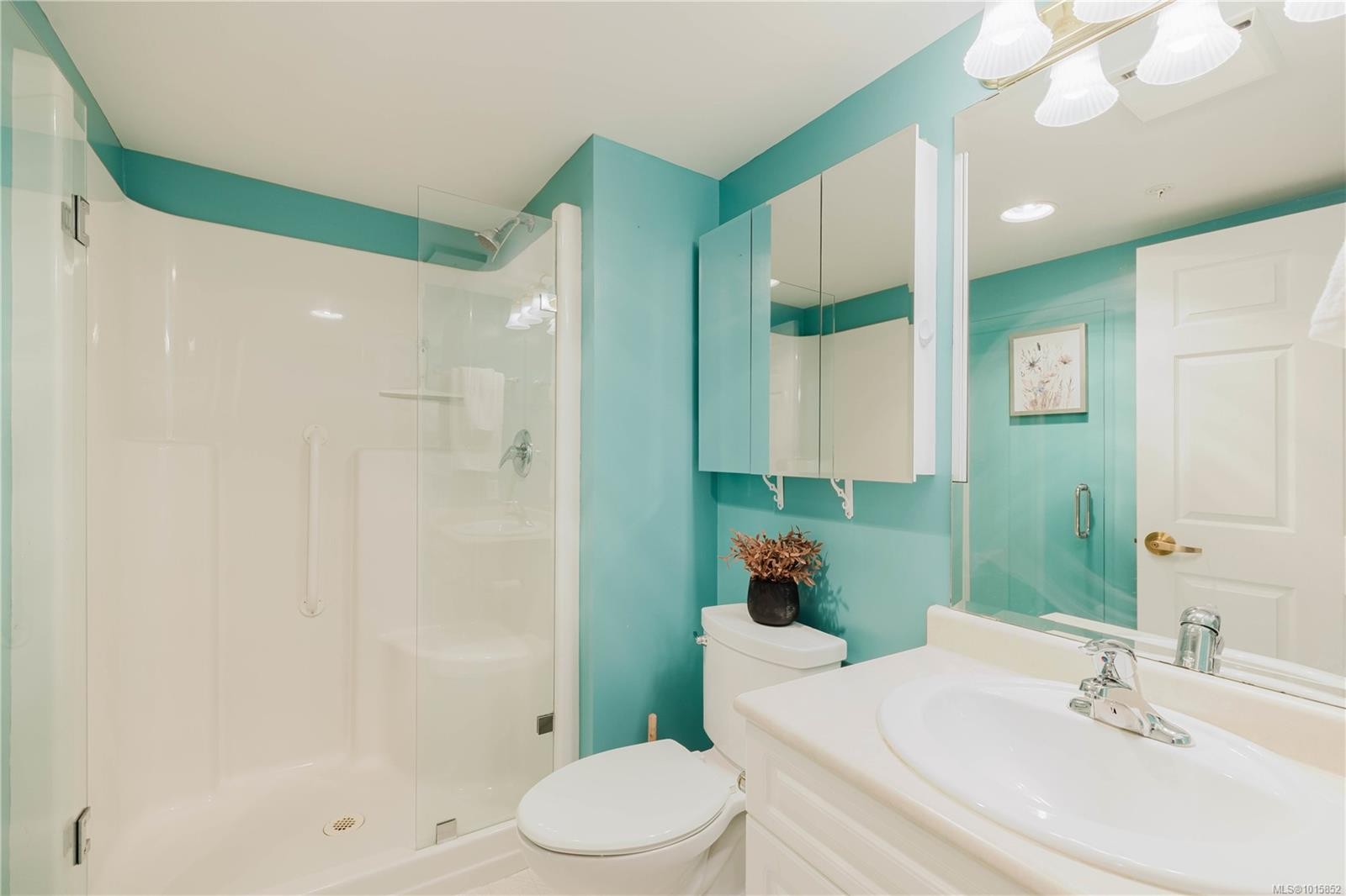 305-1521 Church Ave, Saanich, BC - Indoor Photo Showing Bathroom