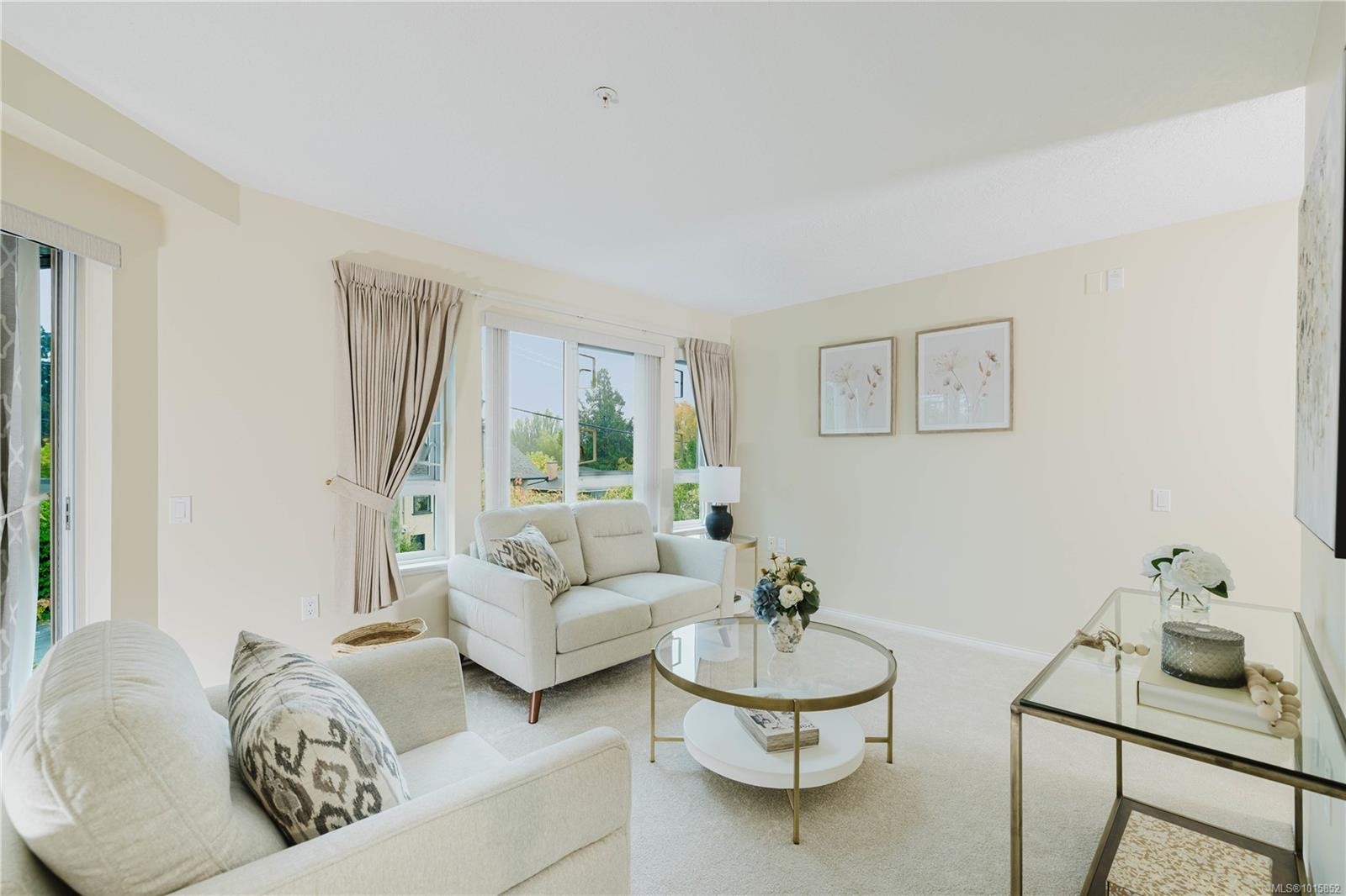 305-1521 Church Ave, Saanich, BC - Indoor Photo Showing Living Room
