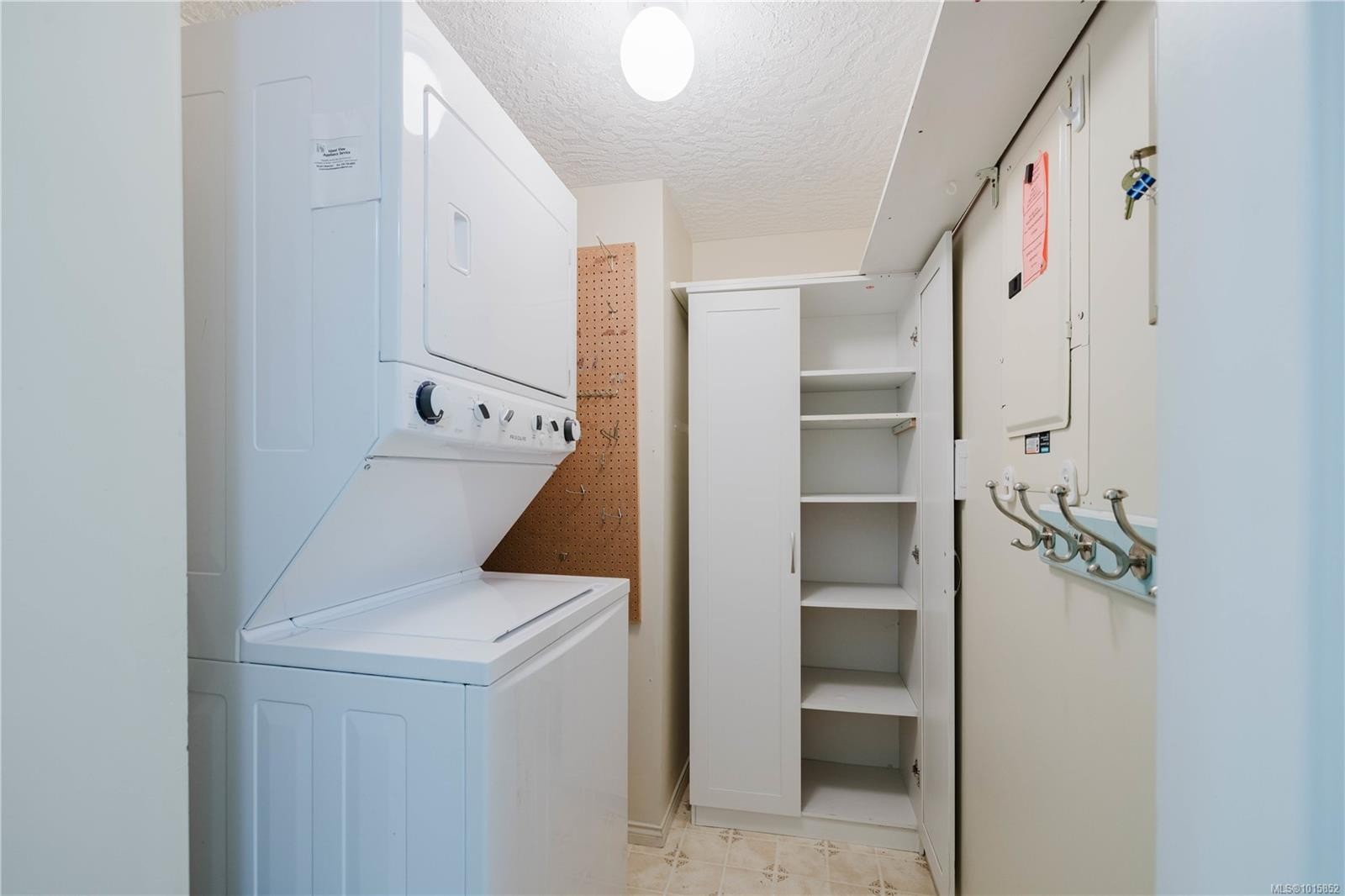 305-1521 Church Ave, Saanich, BC - Indoor Photo Showing Laundry Room