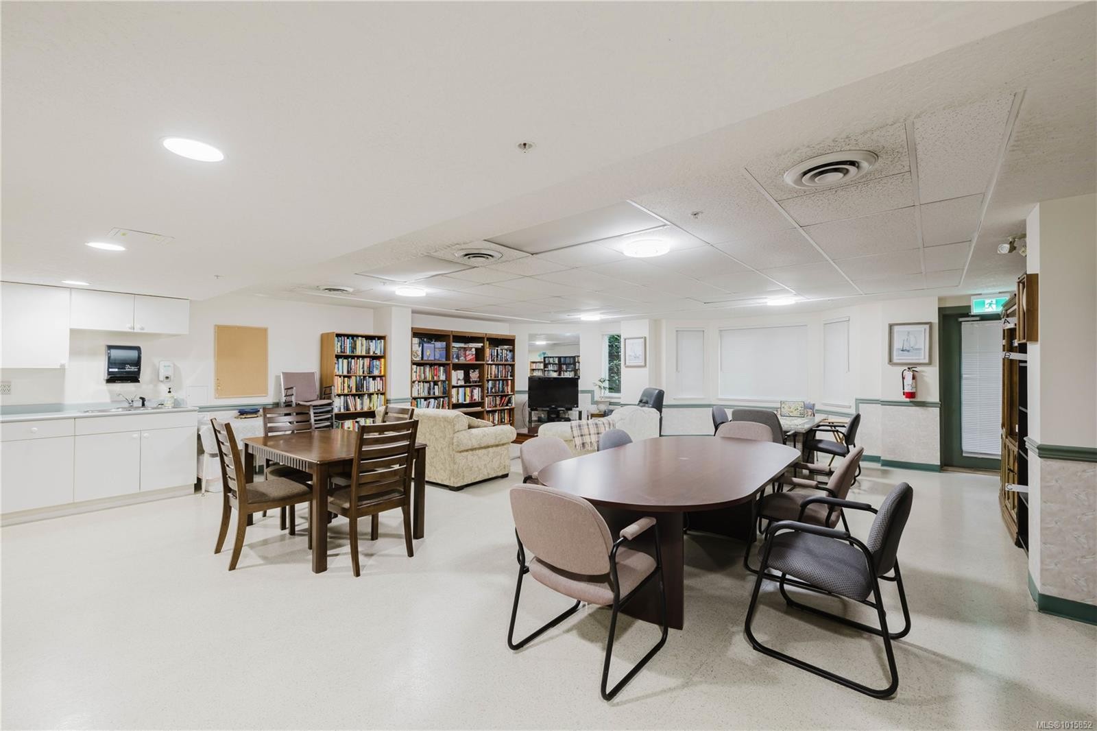 305-1521 Church Ave, Saanich, BC - Indoor Photo Showing Dining Room