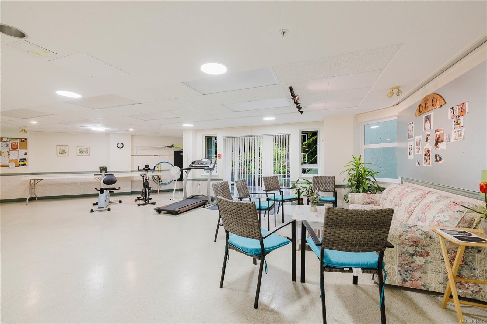 305-1521 Church Ave, Saanich, BC - Indoor