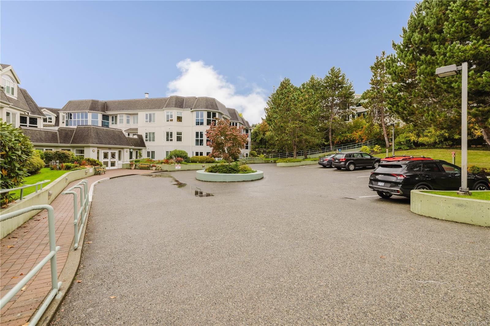 305-1521 Church Ave, Saanich, BC - Outdoor