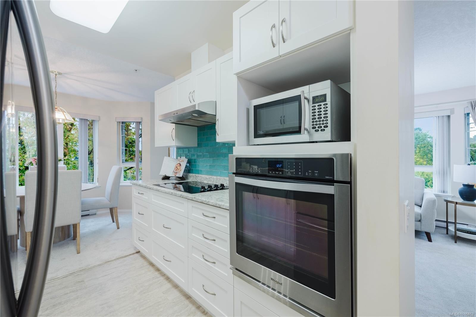 305-1521 Church Ave, Saanich, BC - Indoor Photo Showing Kitchen