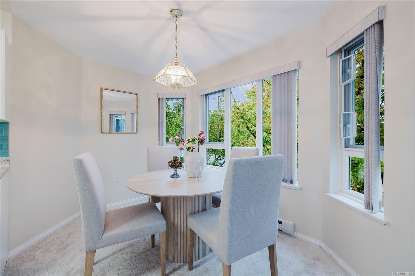 305-1521 Church Ave, Saanich, BC - Indoor Photo Showing Dining Room