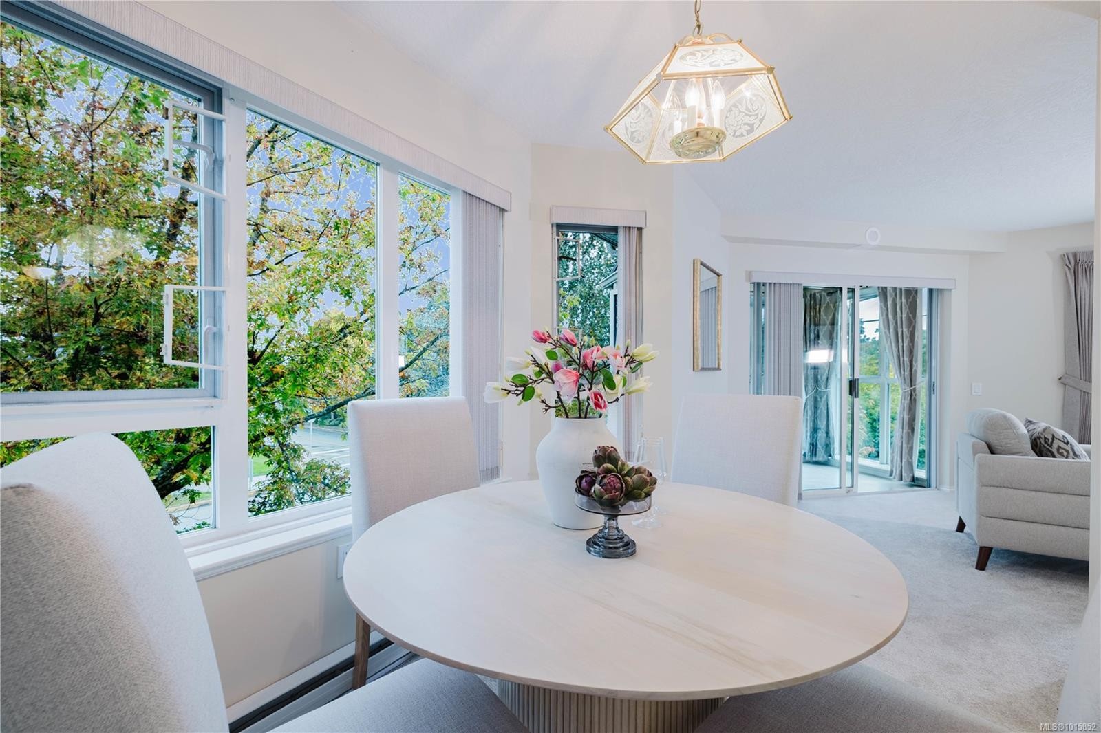 305-1521 Church Ave, Saanich, BC - Indoor Photo Showing Dining Room