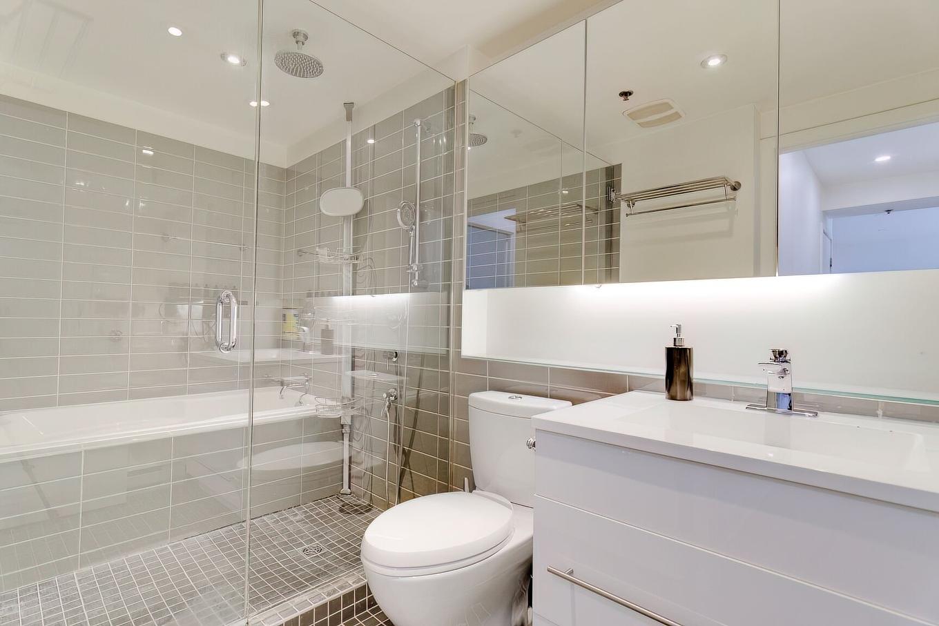 Powder room - 353-1414 Rue Chomedey, Montréal (Ville-Marie), QC - Indoor Photo Showing Bathroom