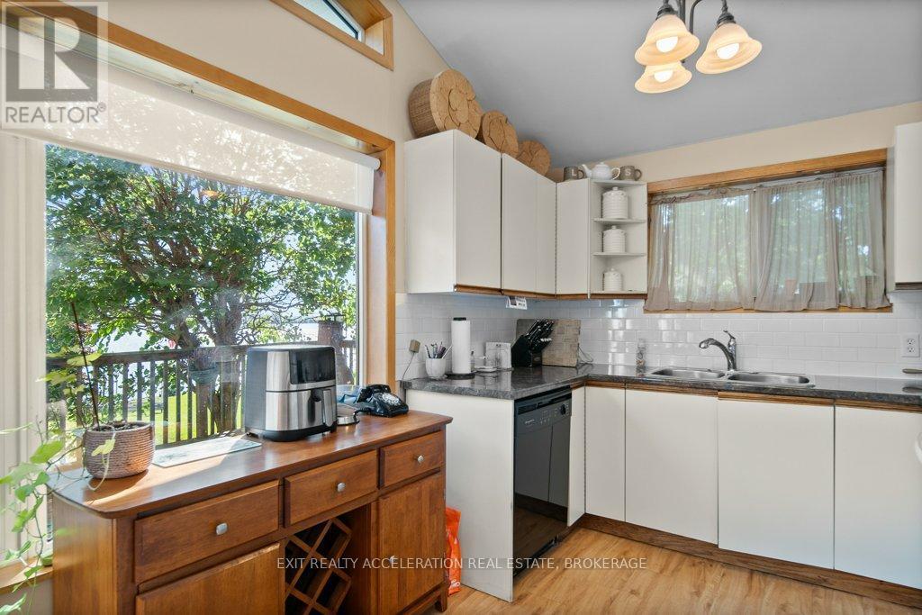122 Bayview Drive, Greater Napanee (Greater Napanee), ON - Indoor Photo Showing Kitchen With Double Sink