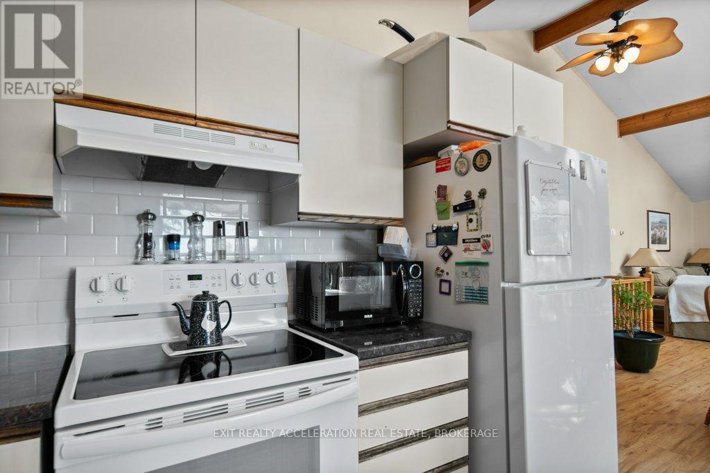 122 Bayview Drive, Greater Napanee (Greater Napanee), ON - Indoor Photo Showing Kitchen
