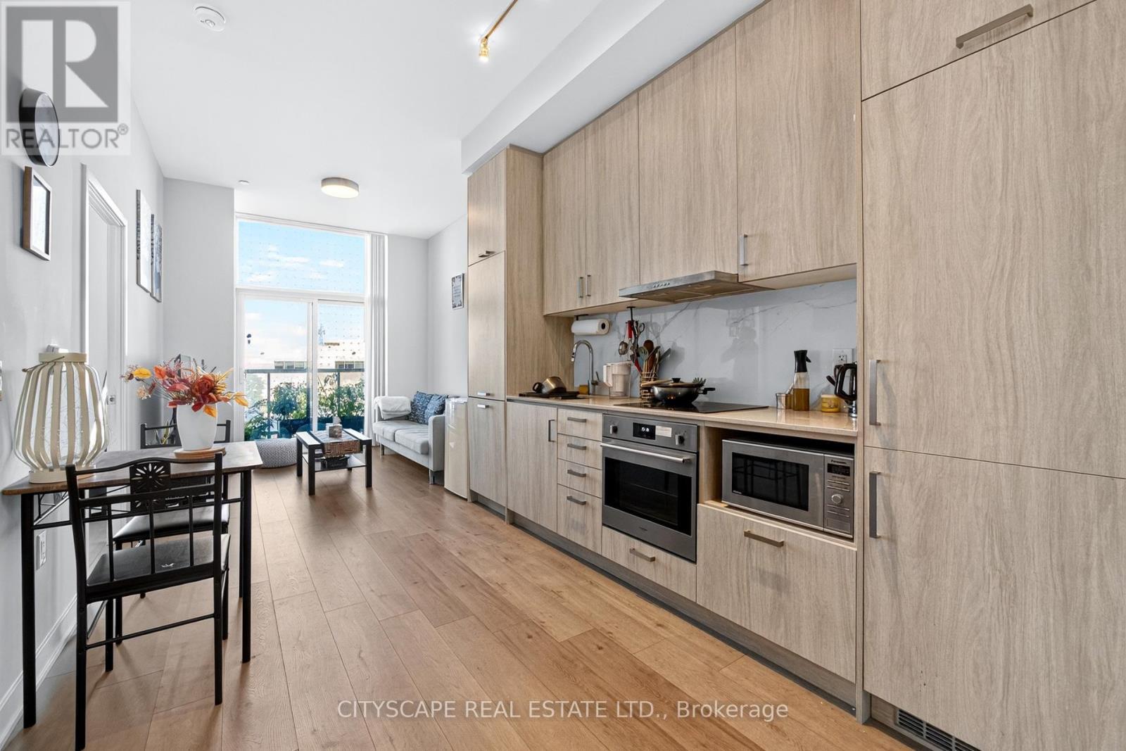 210 - 60 Honeycrisp Crescent, Vaughan, ON - Indoor Photo Showing Kitchen