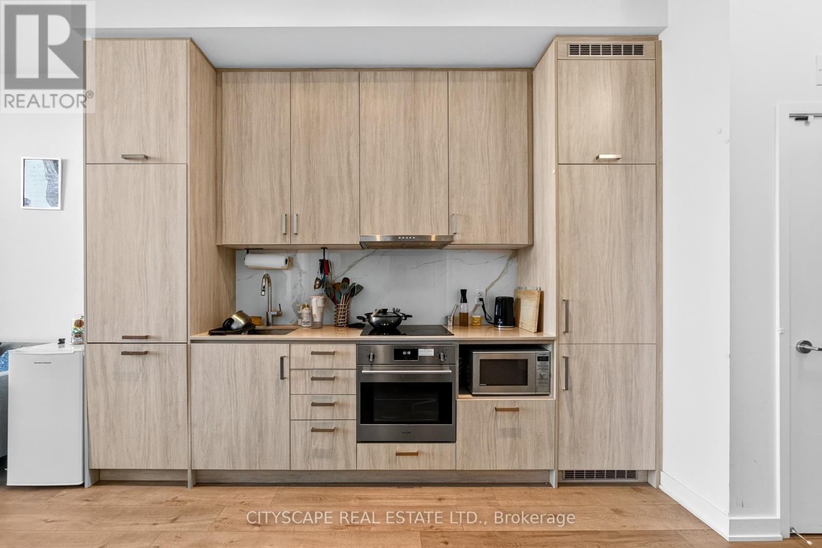 210 - 60 Honeycrisp Crescent, Vaughan, ON - Indoor Photo Showing Kitchen