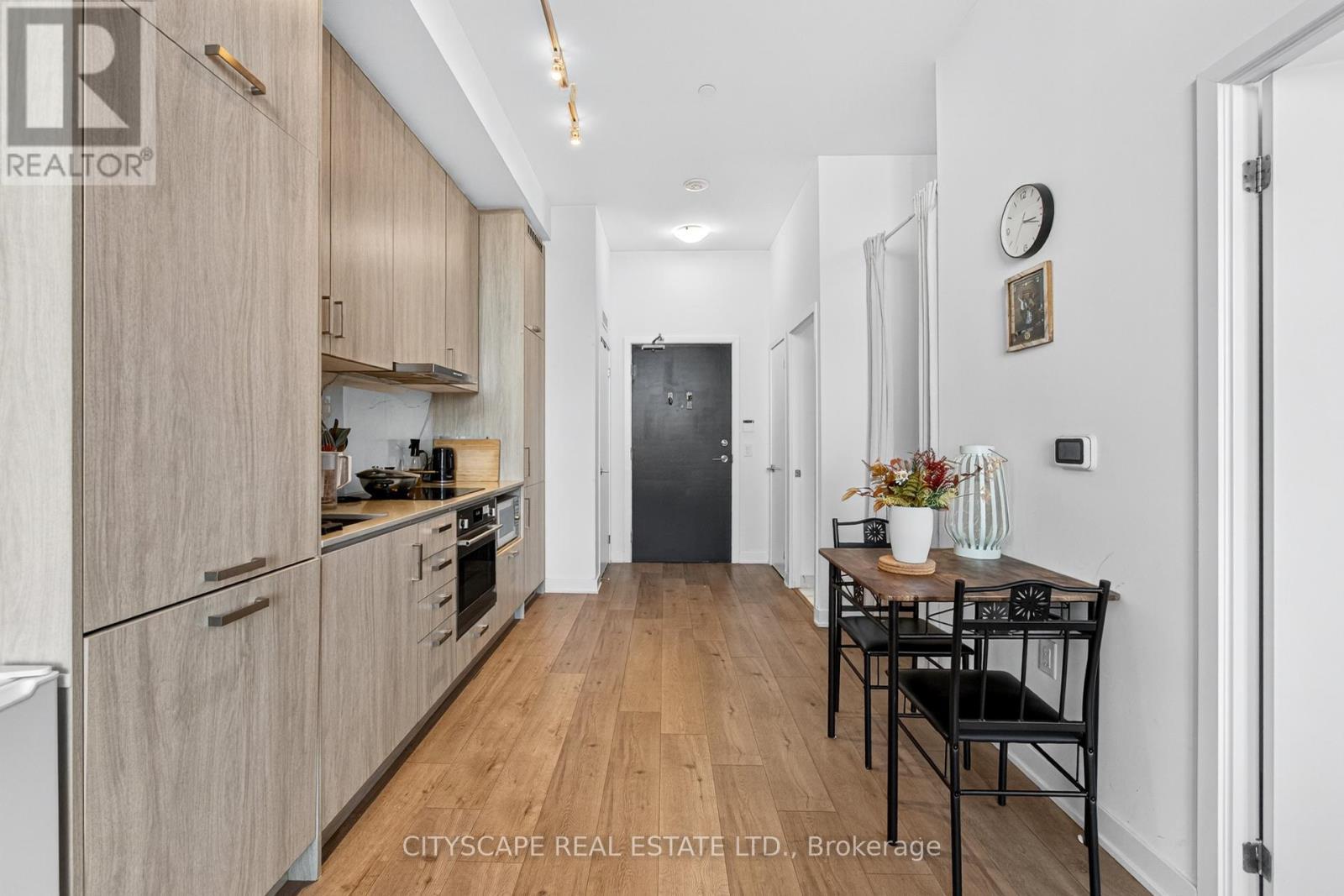 210 - 60 Honeycrisp Crescent, Vaughan, ON - Indoor