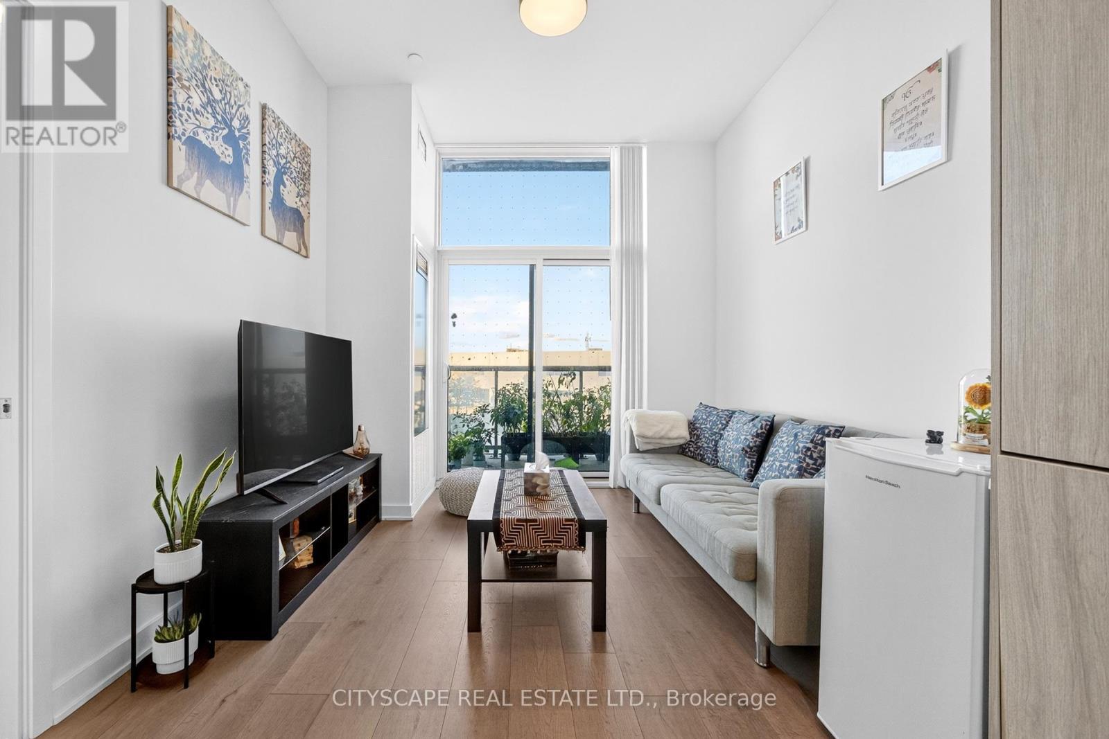 210 - 60 Honeycrisp Crescent, Vaughan, ON - Indoor Photo Showing Living Room