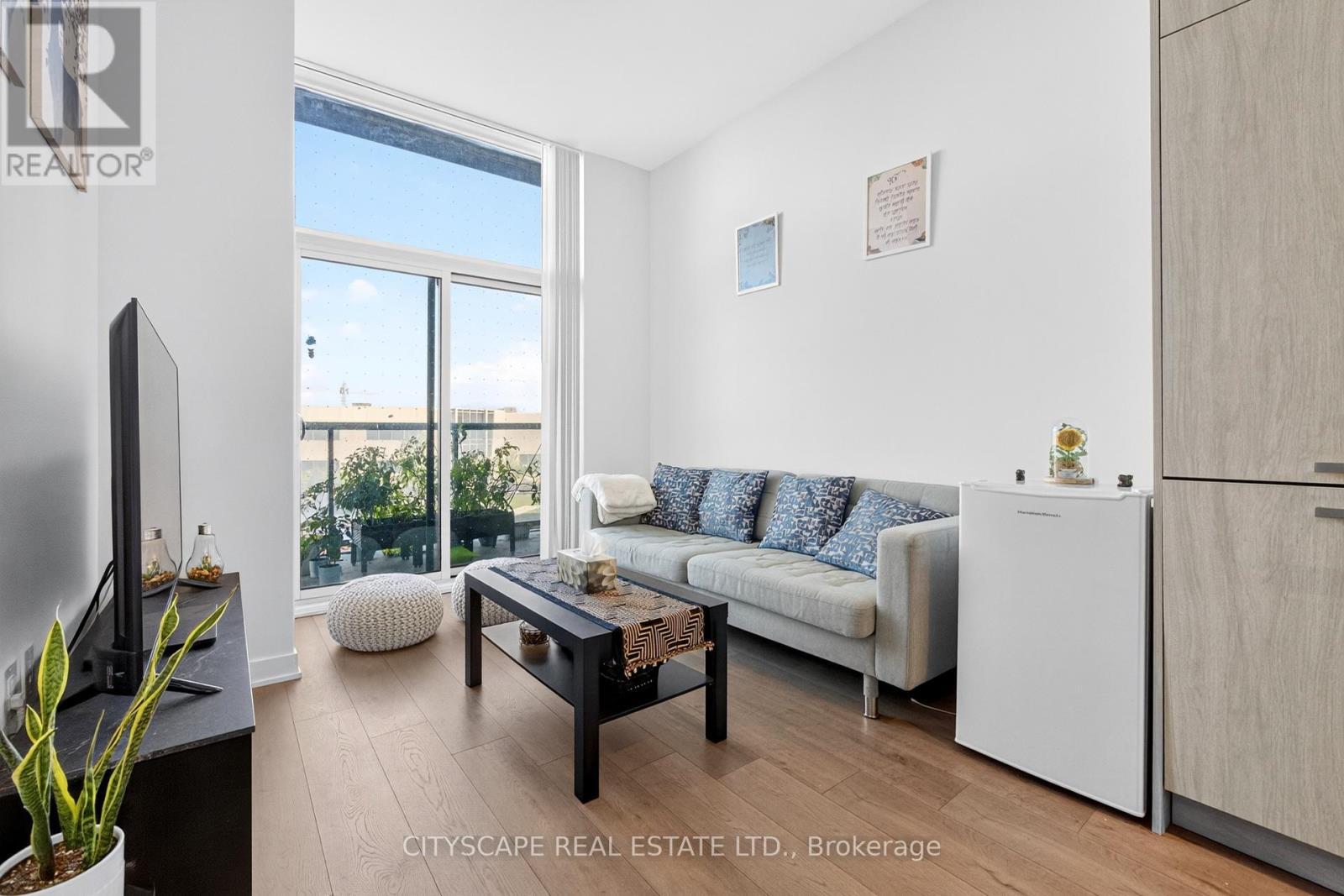 210 - 60 Honeycrisp Crescent, Vaughan, ON - Indoor Photo Showing Living Room