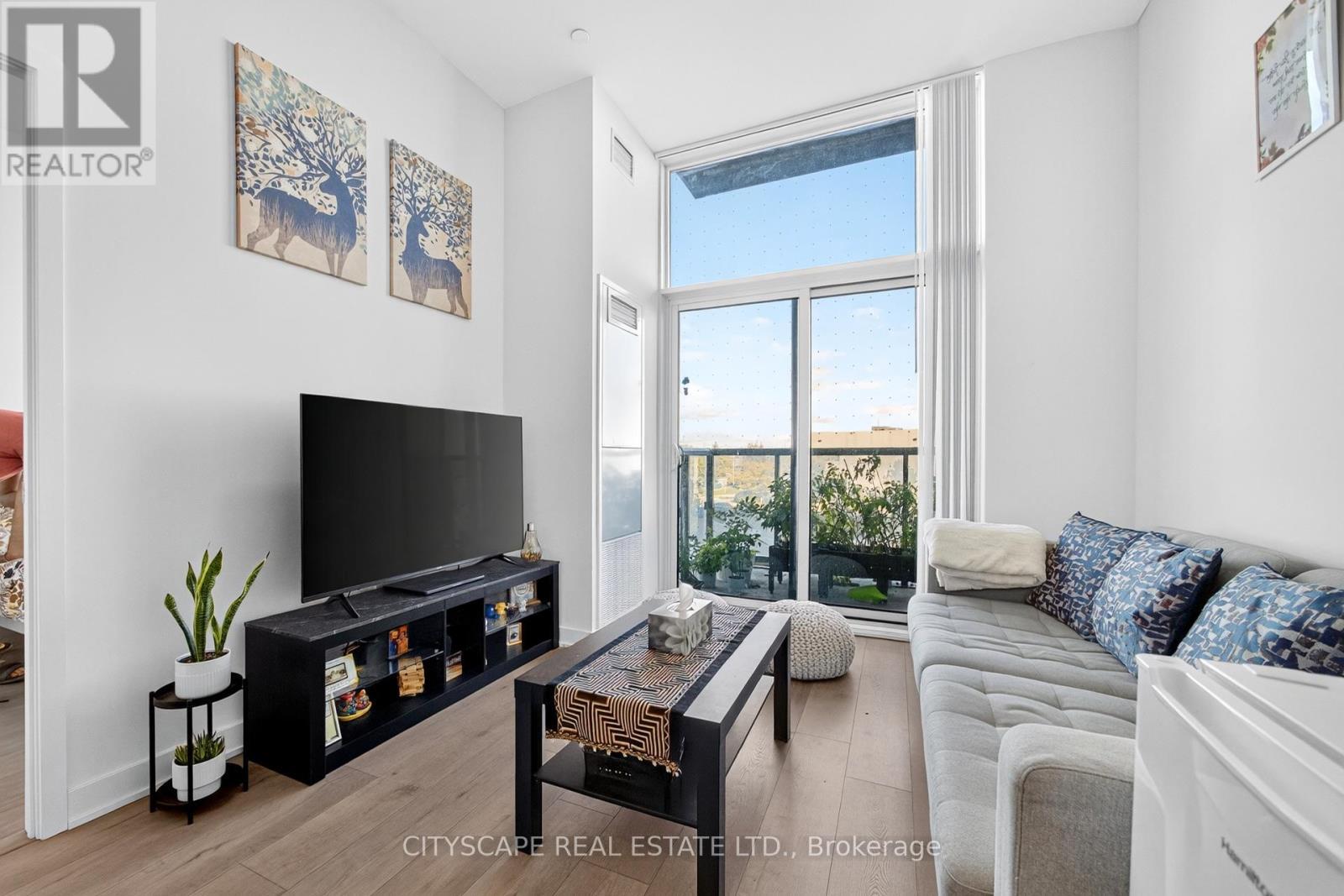 210 - 60 Honeycrisp Crescent, Vaughan, ON - Indoor Photo Showing Living Room