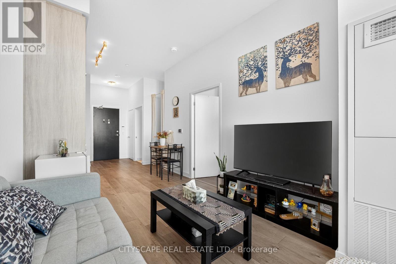 210 - 60 Honeycrisp Crescent, Vaughan, ON - Indoor Photo Showing Living Room