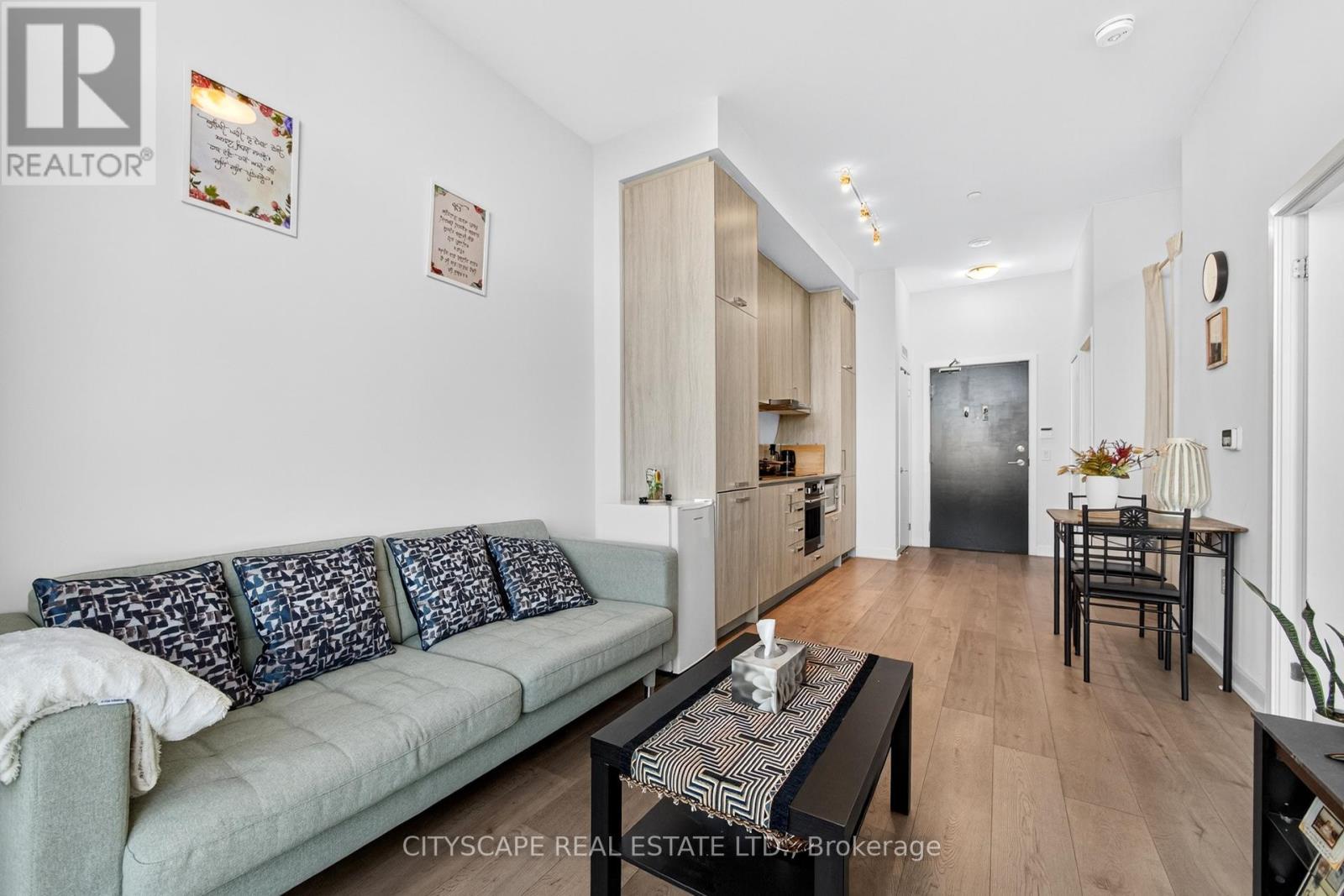 210 - 60 Honeycrisp Crescent, Vaughan, ON - Indoor Photo Showing Living Room