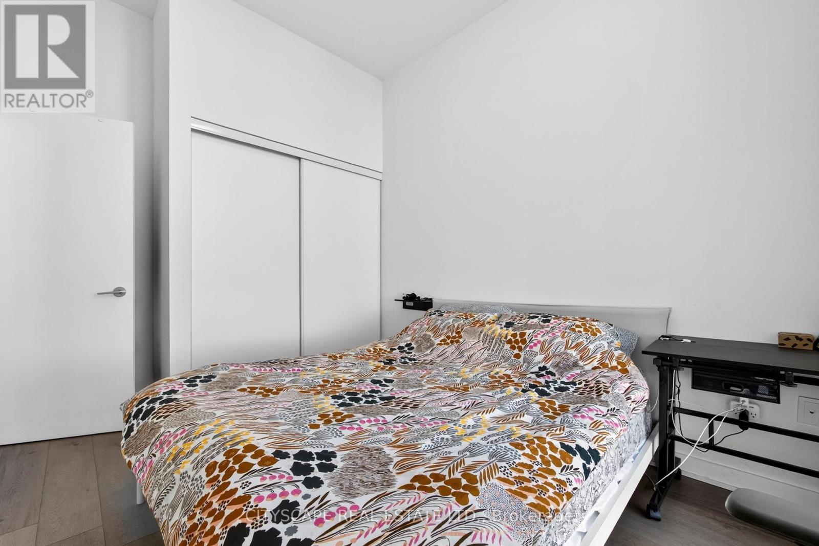 210 - 60 Honeycrisp Crescent, Vaughan, ON - Indoor Photo Showing Bedroom