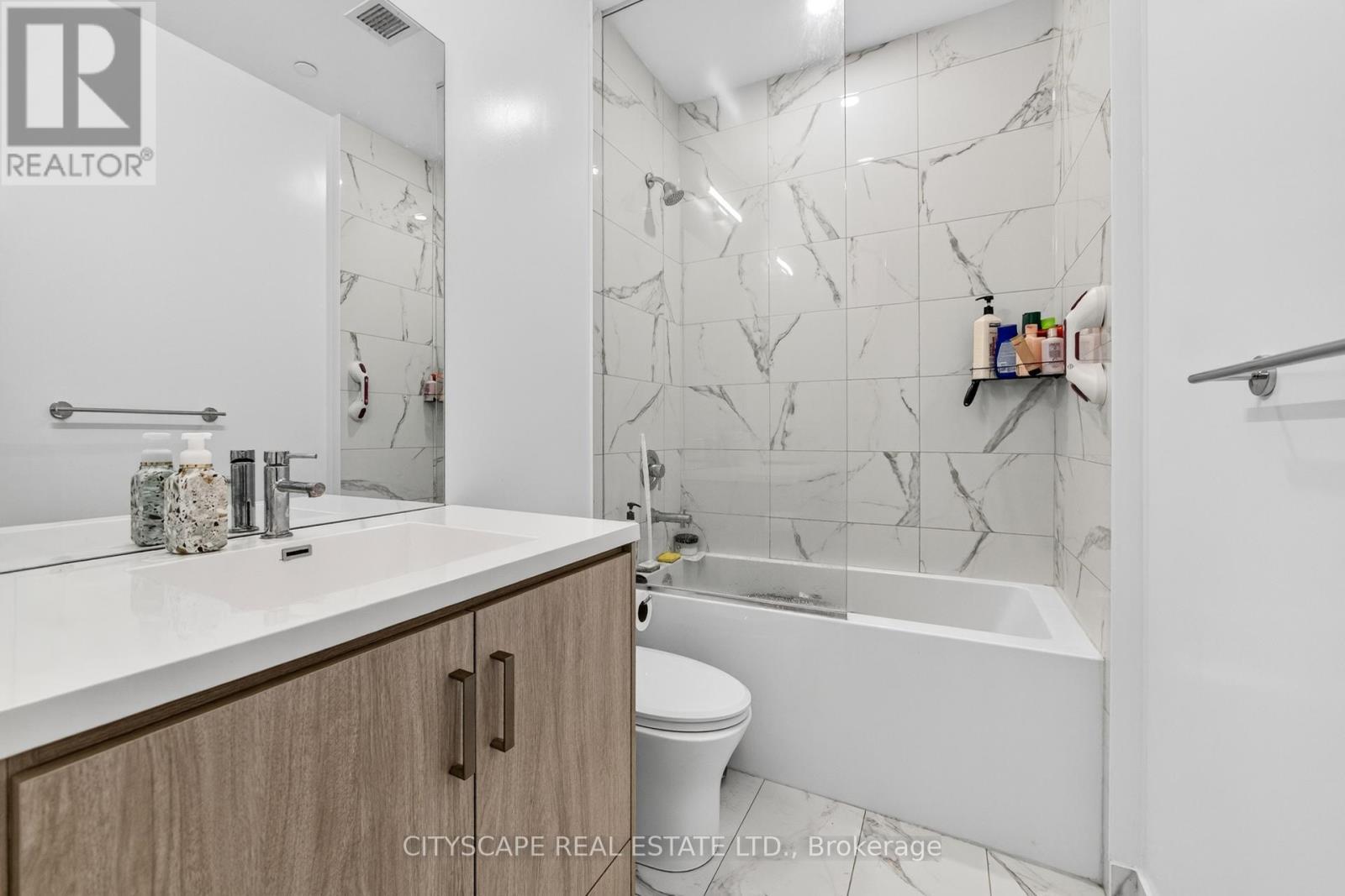 210 - 60 Honeycrisp Crescent, Vaughan, ON - Indoor Photo Showing Bathroom
