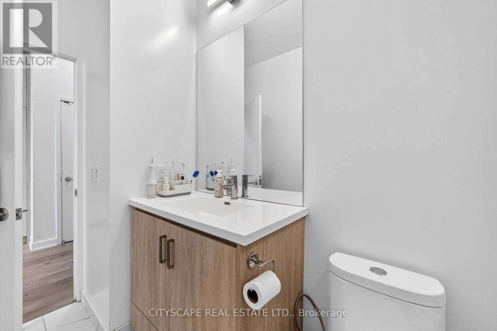 210 - 60 Honeycrisp Crescent, Vaughan, ON - Indoor Photo Showing Bathroom