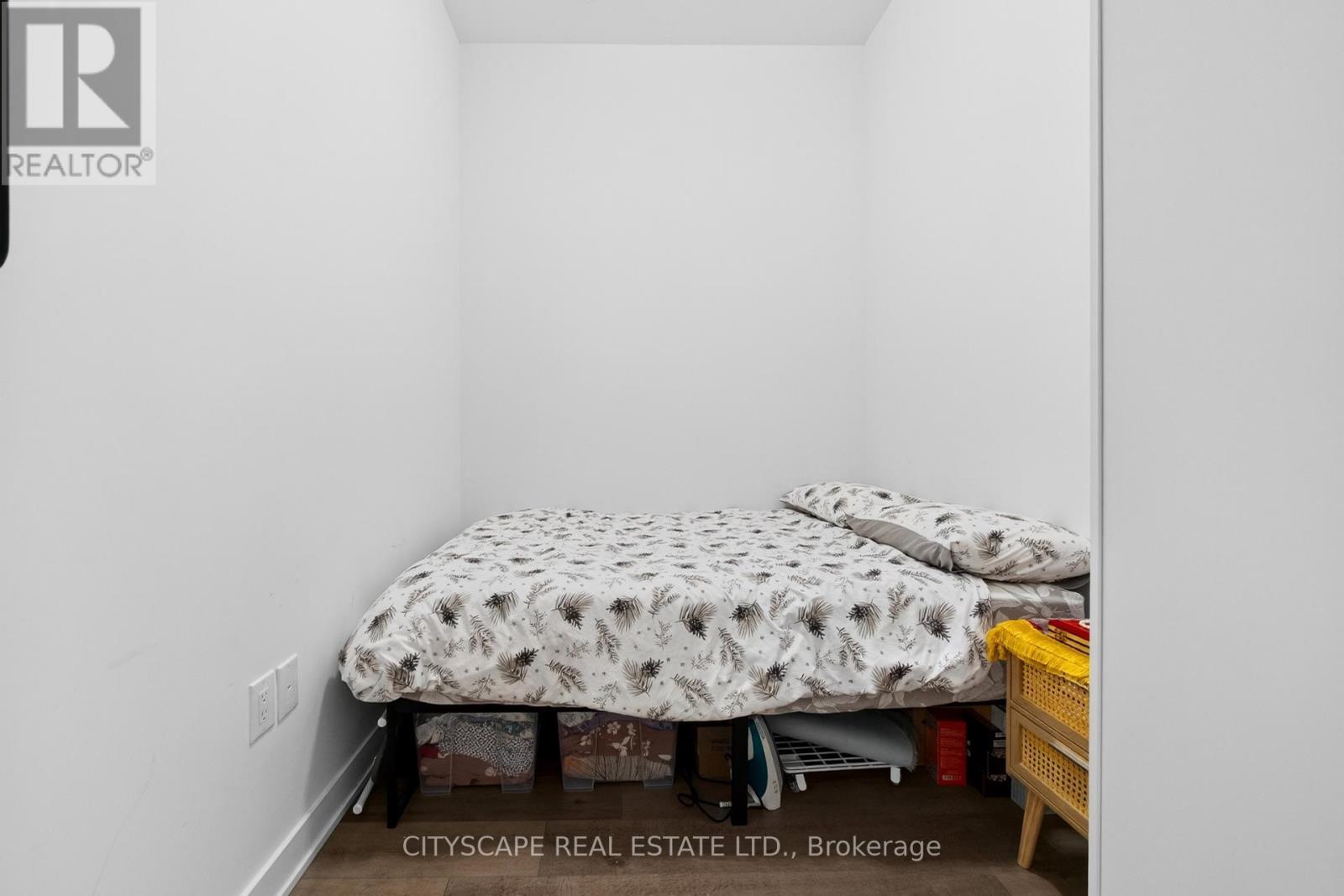 210 - 60 Honeycrisp Crescent, Vaughan, ON - Indoor Photo Showing Bedroom