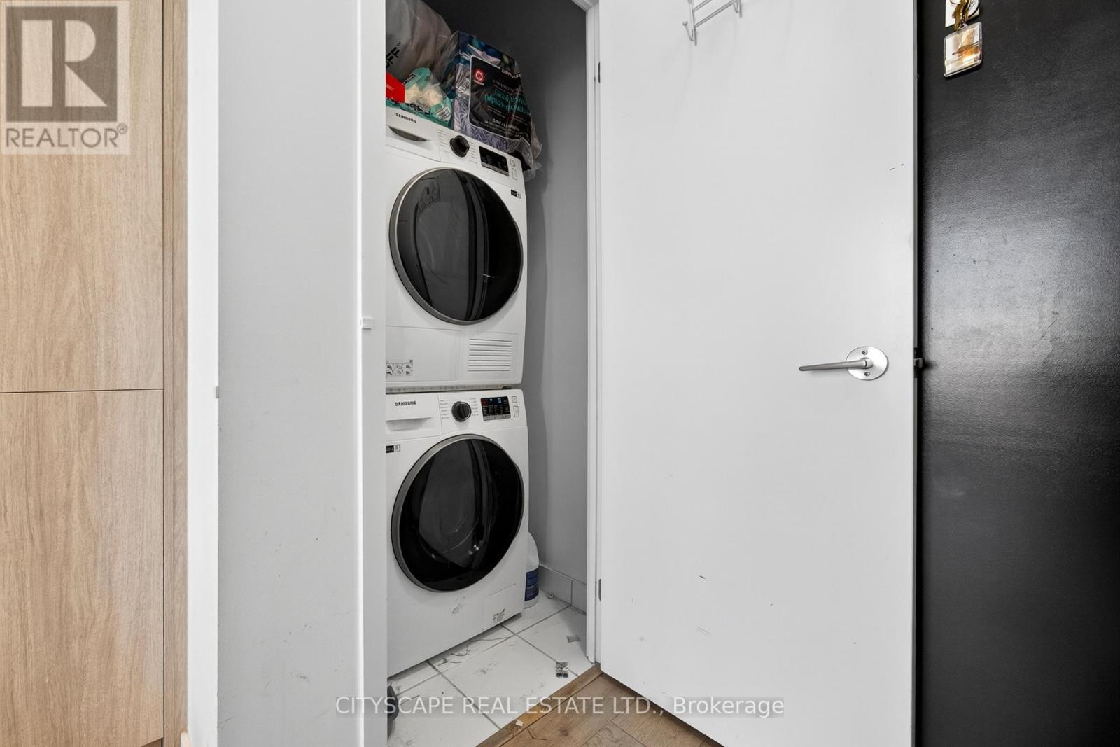 210 - 60 Honeycrisp Crescent, Vaughan, ON - Indoor Photo Showing Laundry Room