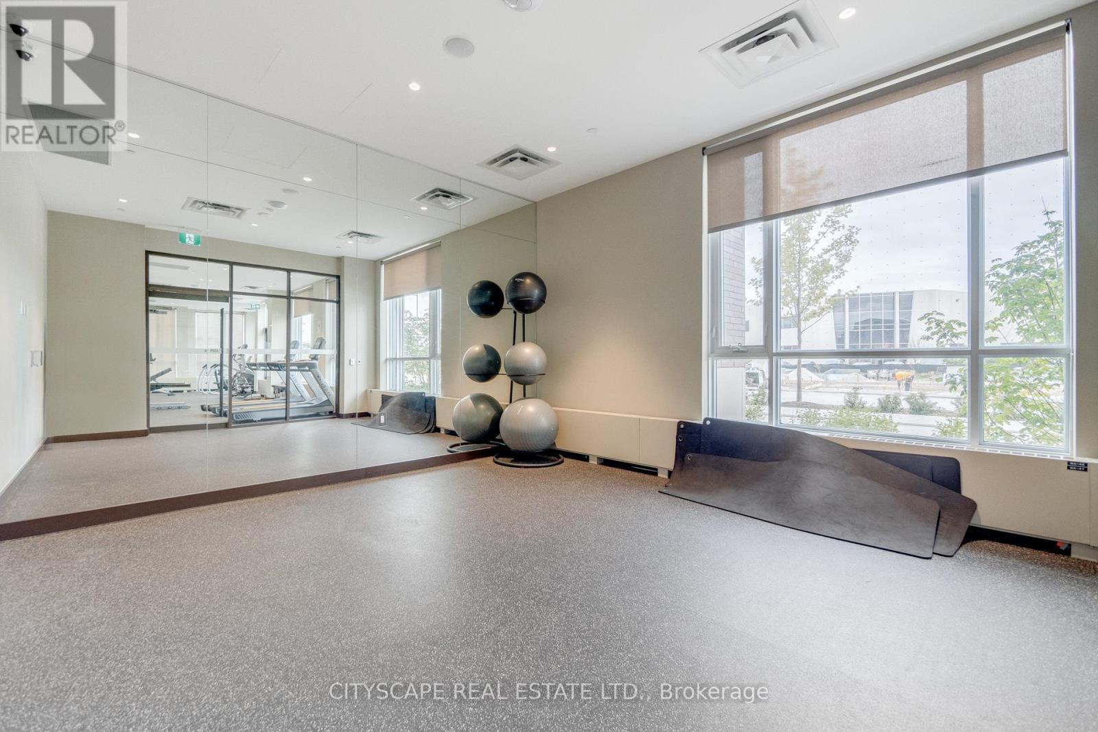 210 - 60 Honeycrisp Crescent, Vaughan, ON - Indoor Photo Showing Other Room